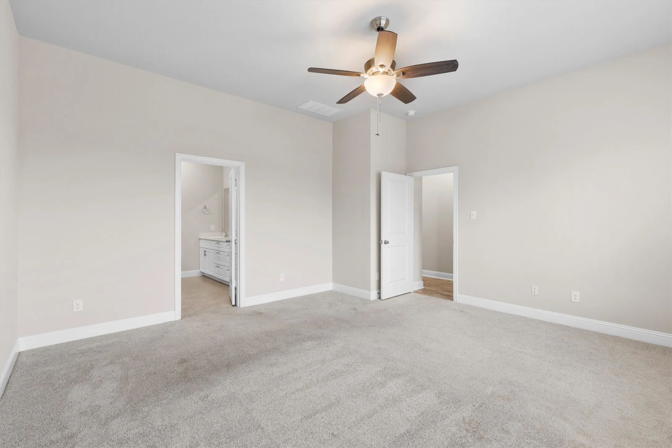 Single Family Residence For Rent in Kaufman County , 576 Spruce Trail, Forney, Texas 75126, 3 Bedroom, 3 Bathroom, 2 Garage spaces, 3,180 Sqft, built in 2018, Preowned, mls#21207929, Real Estate Agent in Forney, Homes For Rent in Kaufman county, Homes For Rent in Forney, Realtor in Forney Texas, Real Estate Brokerage Independent Realty Texas, Luminita Cordes Realtor
