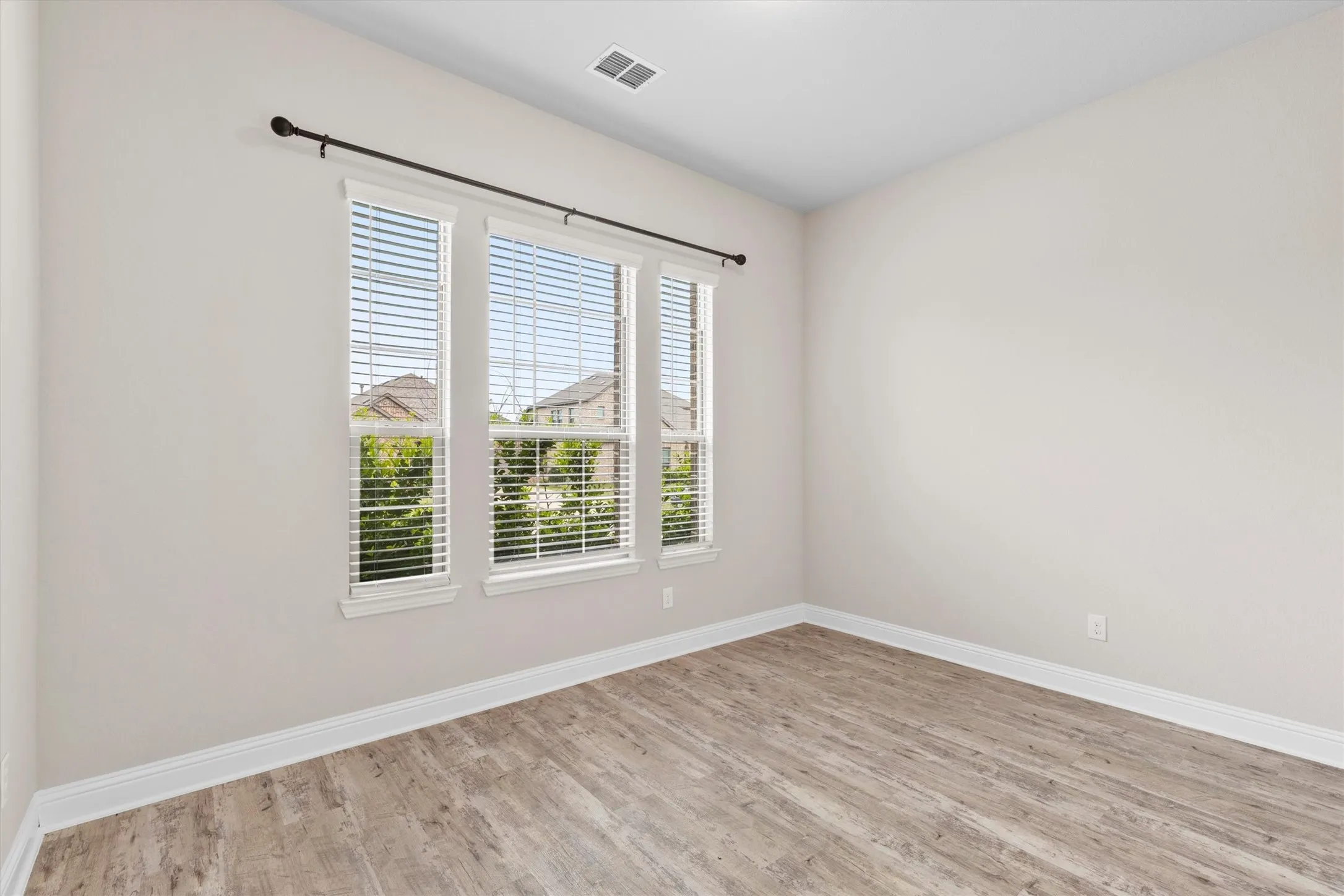 Single Family Residence For Rent in Kaufman County , 576 Spruce Trail, Forney, Texas 75126, 3 Bedroom, 3 Bathroom, 2 Garage spaces, 3,180 Sqft, built in 2018, Preowned, mls#21207929, Real Estate Agent in Forney, Homes For Rent in Kaufman county, Homes For Rent in Forney, Realtor in Forney Texas, Real Estate Brokerage Independent Realty Texas, Luminita Cordes Realtor