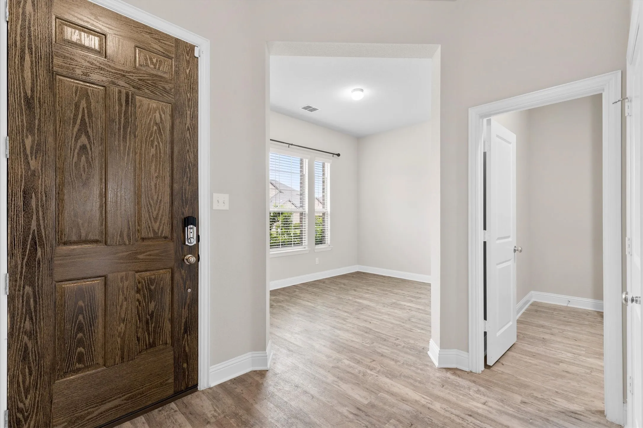 Single Family Residence For Rent in Kaufman County , 576 Spruce Trail, Forney, Texas 75126, 3 Bedroom, 3 Bathroom, 2 Garage spaces, 3,180 Sqft, built in 2018, Preowned, mls#21207929, Real Estate Agent in Forney, Homes For Rent in Kaufman county, Homes For Rent in Forney, Realtor in Forney Texas, Real Estate Brokerage Independent Realty Texas, Luminita Cordes Realtor