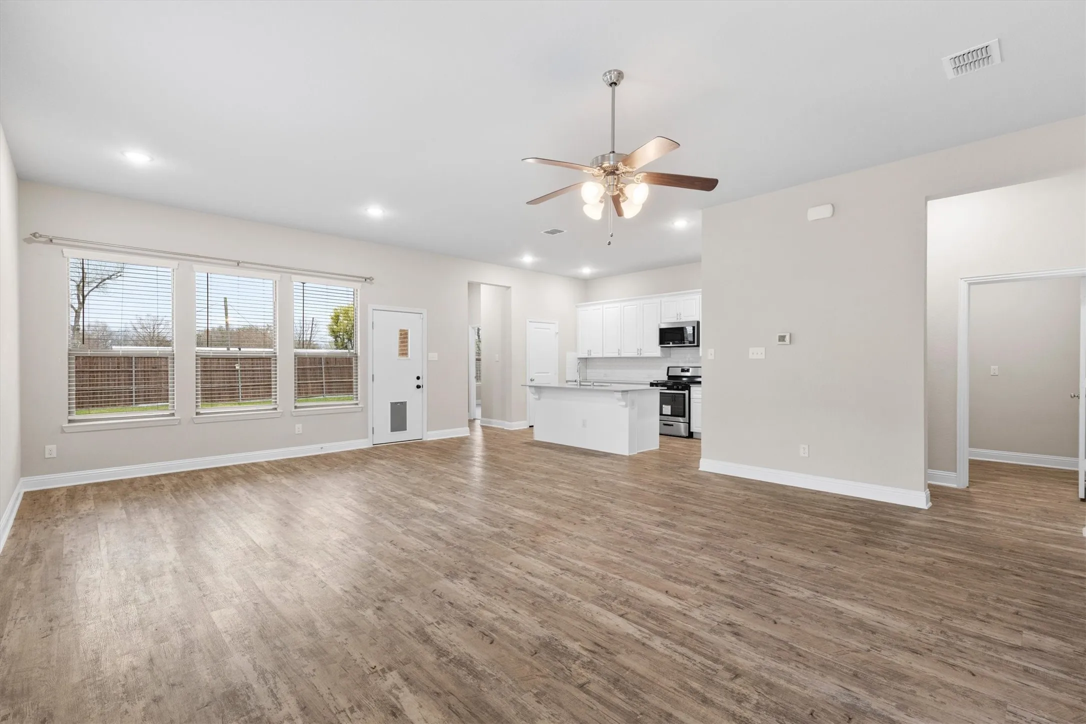 Single Family Residence For Rent in Kaufman County , 576 Spruce Trail, Forney, Texas 75126, 3 Bedroom, 3 Bathroom, 2 Garage spaces, 3,180 Sqft, built in 2018, Preowned, mls#21207929, Real Estate Agent in Forney, Homes For Rent in Kaufman county, Homes For Rent in Forney, Realtor in Forney Texas, Real Estate Brokerage Independent Realty Texas, Luminita Cordes Realtor