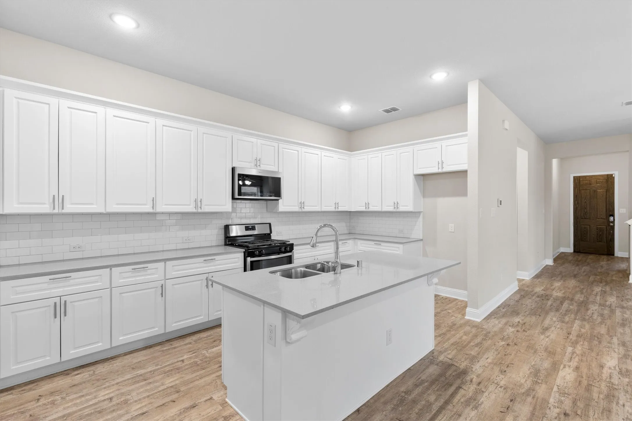 Single Family Residence For Rent in Kaufman County , 576 Spruce Trail, Forney, Texas 75126, 3 Bedroom, 3 Bathroom, 2 Garage spaces, 3,180 Sqft, built in 2018, Preowned, mls#21207929, Real Estate Agent in Forney, Homes For Rent in Kaufman county, Homes For Rent in Forney, Realtor in Forney Texas, Real Estate Brokerage Independent Realty Texas, Luminita Cordes Realtor