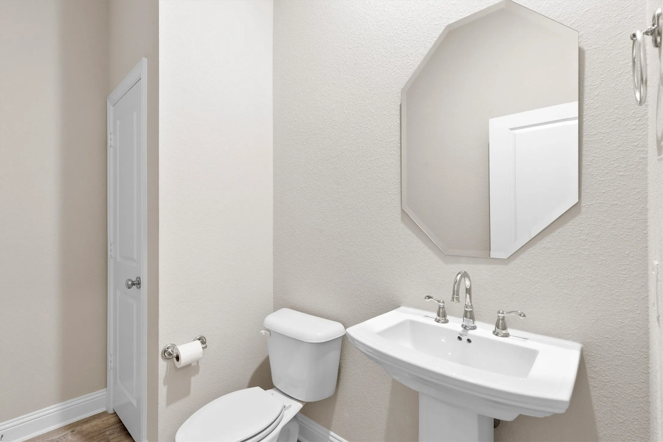 Single Family Residence For Rent in Kaufman County , 576 Spruce Trail, Forney, Texas 75126, 3 Bedroom, 3 Bathroom, 2 Garage spaces, 3,180 Sqft, built in 2018, Preowned, mls#21207929, Real Estate Agent in Forney, Homes For Rent in Kaufman county, Homes For Rent in Forney, Realtor in Forney Texas, Real Estate Brokerage Independent Realty Texas, Luminita Cordes Realtor