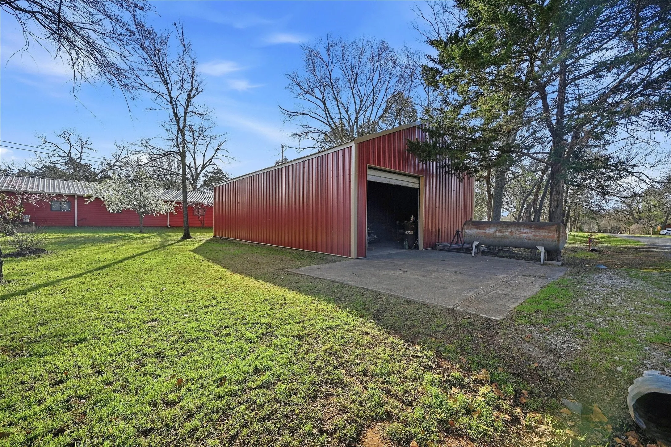 Single Family Residence For Sale in Grayson County , 115 Friar Tuck Drive, Gordonville, Texas 76245, 2 Bedroom, 2 Bathroom, 2 Garage spaces, 1,472 Sqft, built in 2020, Preowned, mls#21208240, Real Estate Agent in Gordonville, Homes For Sale in Grayson county, Homes For Sale in Gordonville, Realtor in Gordonville Texas, Real Estate Brokerage Independent Realty Texas, Luminita Cordes Realtor