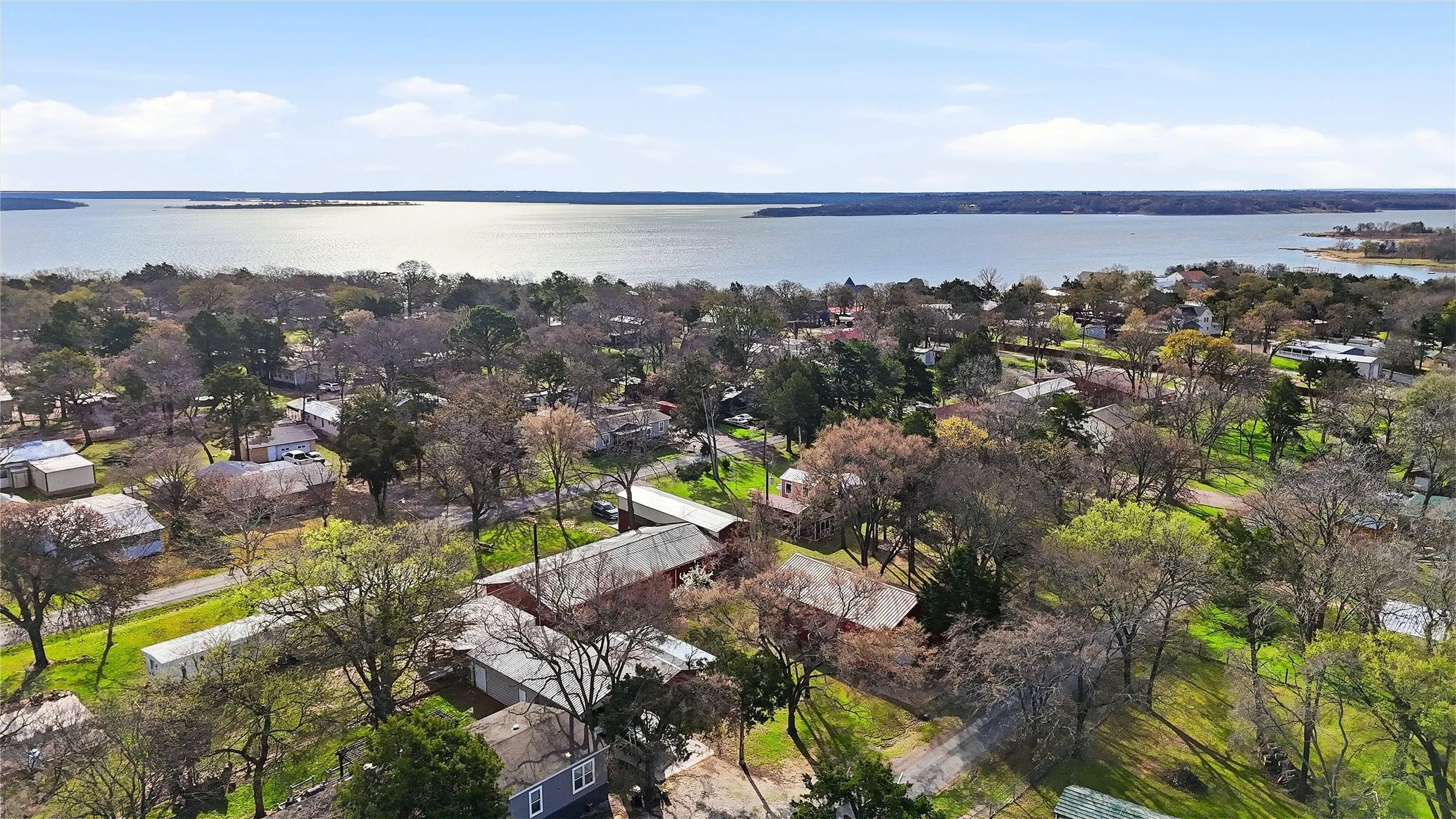 Single Family Residence For Sale in Grayson County , 115 Friar Tuck Drive, Gordonville, Texas 76245, 2 Bedroom, 2 Bathroom, 2 Garage spaces, 1,472 Sqft, built in 2020, Preowned, mls#21208240, Real Estate Agent in Gordonville, Homes For Sale in Grayson county, Homes For Sale in Gordonville, Realtor in Gordonville Texas, Real Estate Brokerage Independent Realty Texas, Luminita Cordes Realtor