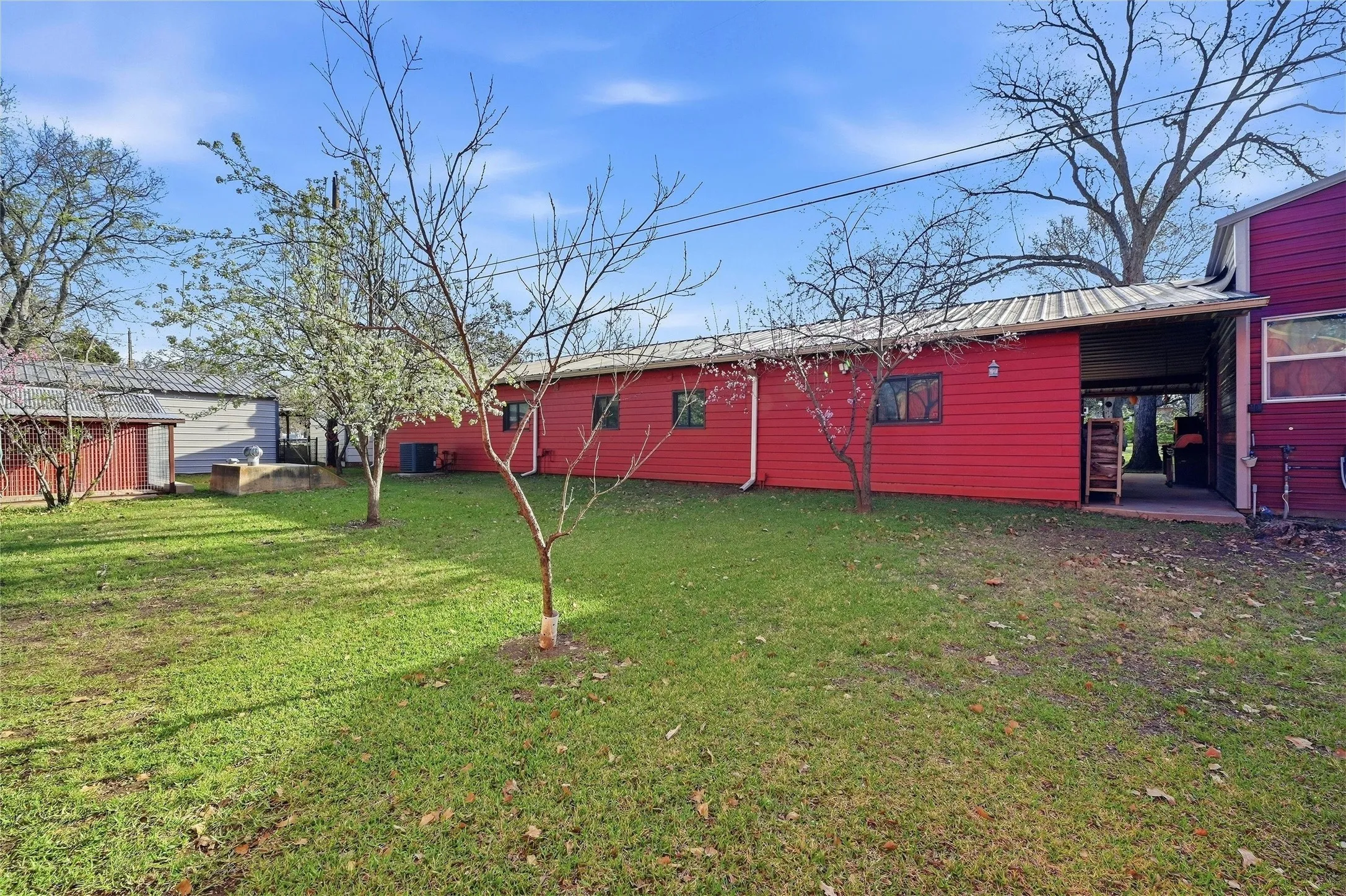 Single Family Residence For Sale in Grayson County , 115 Friar Tuck Drive, Gordonville, Texas 76245, 2 Bedroom, 2 Bathroom, 2 Garage spaces, 1,472 Sqft, built in 2020, Preowned, mls#21208240, Real Estate Agent in Gordonville, Homes For Sale in Grayson county, Homes For Sale in Gordonville, Realtor in Gordonville Texas, Real Estate Brokerage Independent Realty Texas, Luminita Cordes Realtor