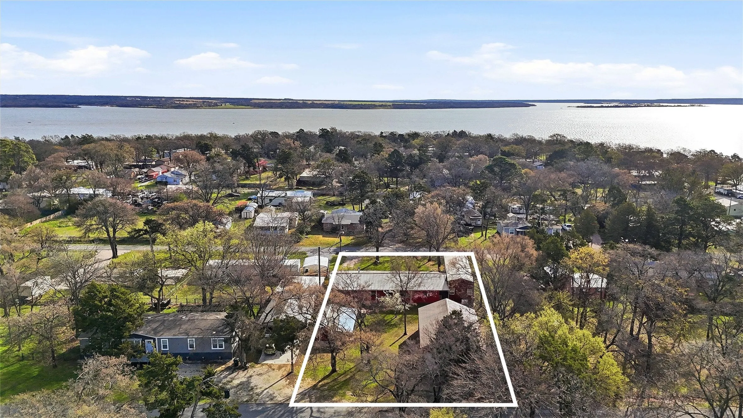 Single Family Residence For Sale in Grayson County , 115 Friar Tuck Drive, Gordonville, Texas 76245, 2 Bedroom, 2 Bathroom, 2 Garage spaces, 1,472 Sqft, built in 2020, Preowned, mls#21208240, Real Estate Agent in Gordonville, Homes For Sale in Grayson county, Homes For Sale in Gordonville, Realtor in Gordonville Texas, Real Estate Brokerage Independent Realty Texas, Luminita Cordes Realtor