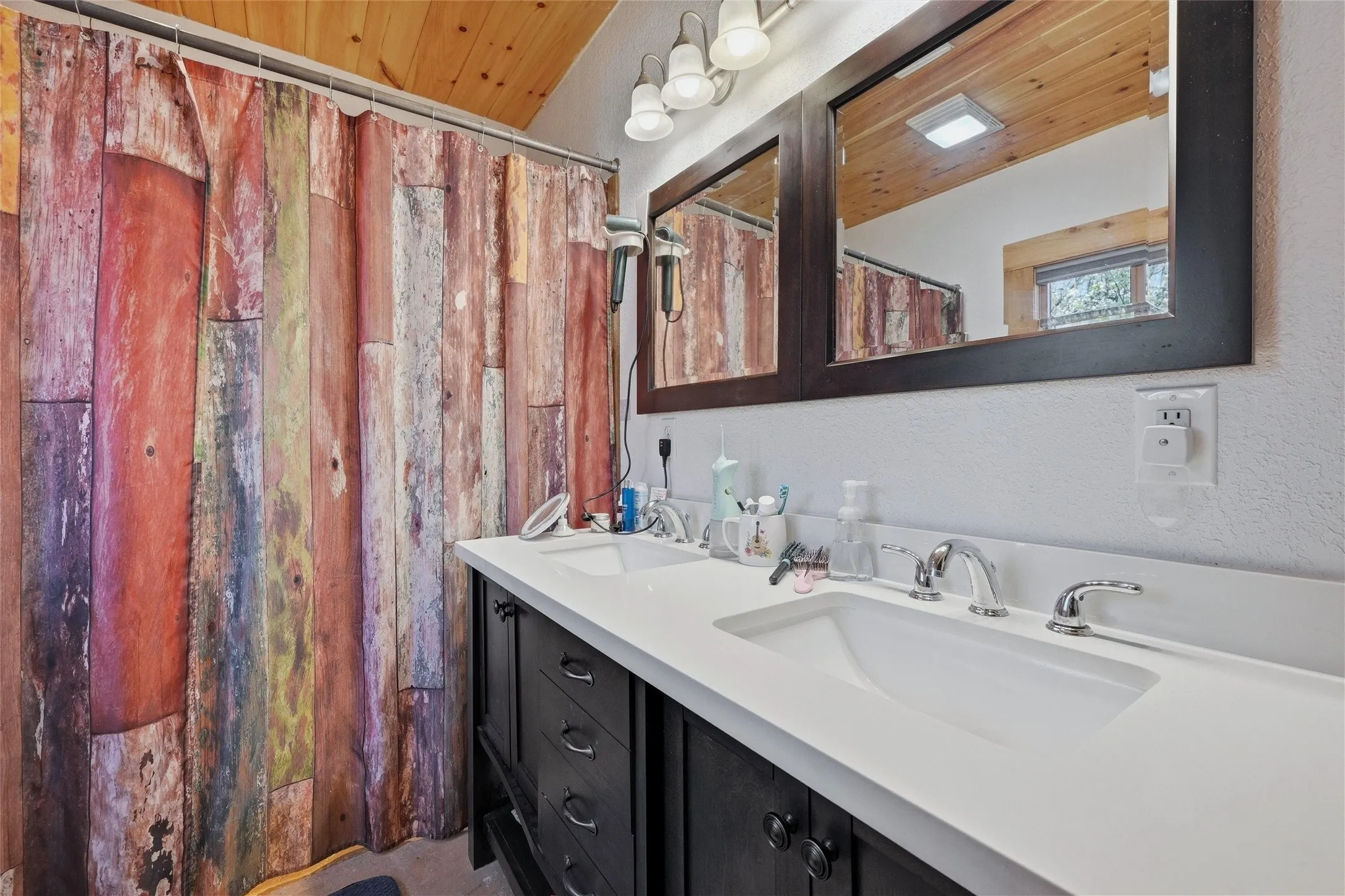 Single Family Residence For Sale in Grayson County , 115 Friar Tuck Drive, Gordonville, Texas 76245, 2 Bedroom, 2 Bathroom, 2 Garage spaces, 1,472 Sqft, built in 2020, Preowned, mls#21208240, Real Estate Agent in Gordonville, Homes For Sale in Grayson county, Homes For Sale in Gordonville, Realtor in Gordonville Texas, Real Estate Brokerage Independent Realty Texas, Luminita Cordes Realtor