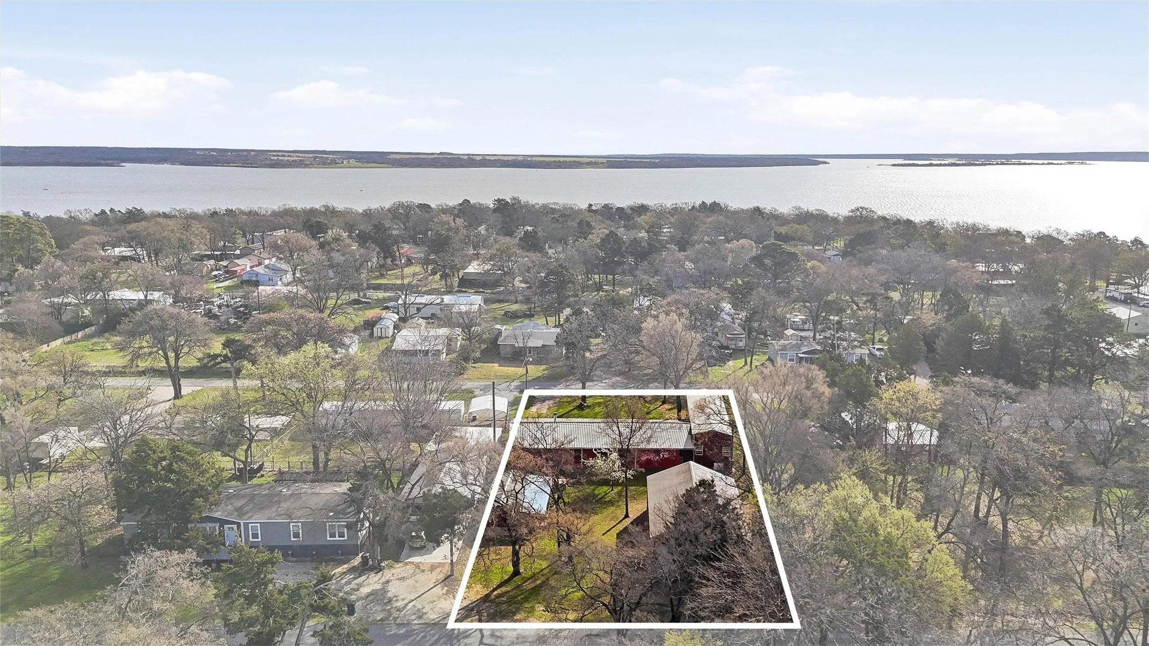 Single Family Residence For Sale in Grayson County , 115 Friar Tuck Drive, Gordonville, Texas 76245, 2 Bedroom, 2 Bathroom, 2 Garage spaces, 1,472 Sqft, built in 2020, Preowned, mls#21208240, Real Estate Agent in Gordonville, Homes For Sale in Grayson county, Homes For Sale in Gordonville, Realtor in Gordonville Texas, Real Estate Brokerage Independent Realty Texas, Luminita Cordes Realtor