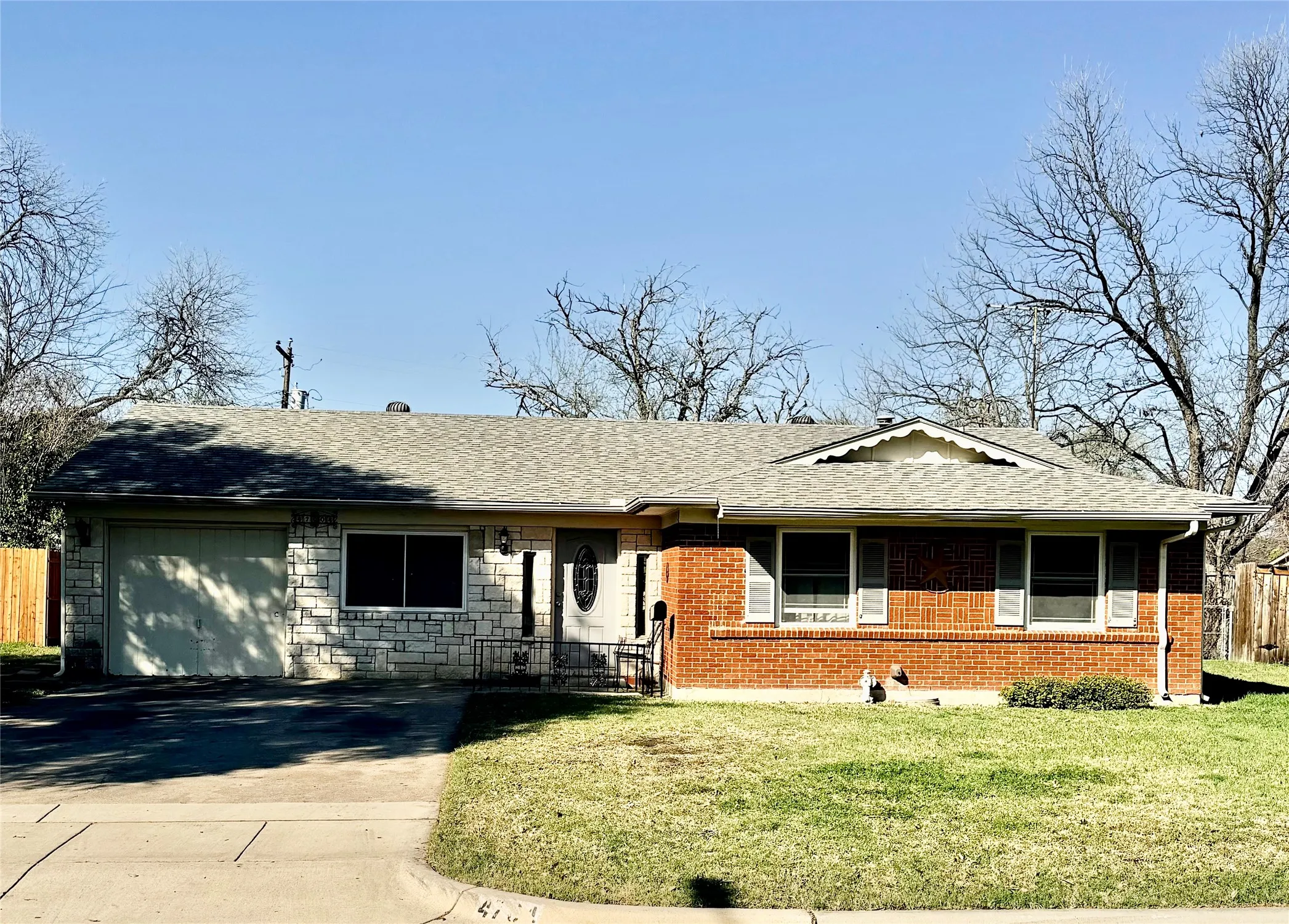 Single Family Residence For Sale in Tarrant County , 4704 Carlyle Drive, Fort Worth, Texas 76132, 3 Bedroom, 2 Bathroom, 1 Garage spaces, 1,162 Sqft, built in 1959, mls#21208427, Real Estate Agent in Fort Worth, Homes For Sale in Tarrant county, Homes For Sale in Fort Worth, Realtor in Fort Worth Texas, Real Estate Brokerage Independent Realty Texas, Luminita Cordes Realtor