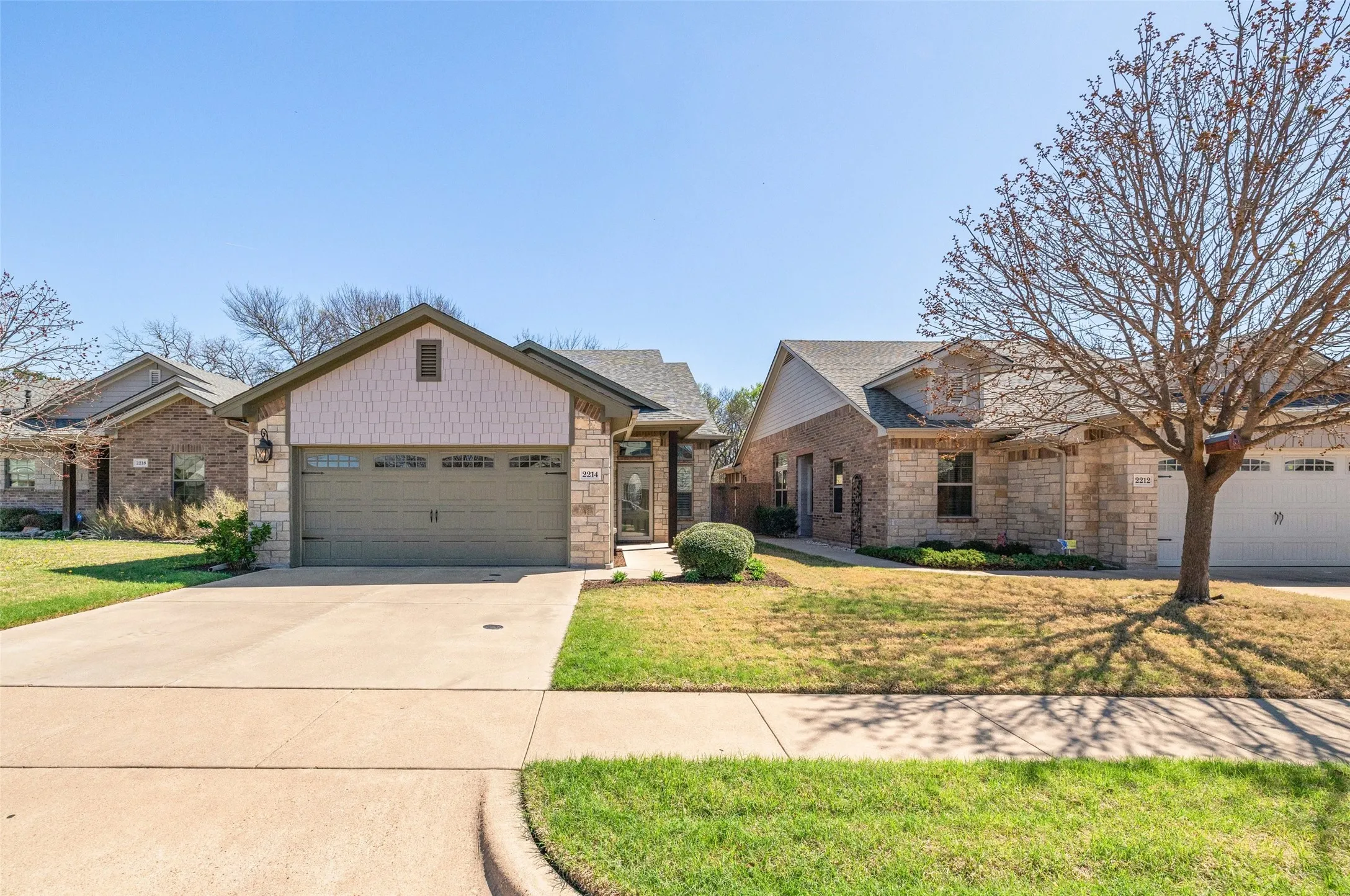 Single Family Residence For Sale in Hood County , 2214 Cobblestone Court, Granbury, Texas 76049, 3 Bedroom, 2 Bathroom, 2 Garage spaces, 1,440 Sqft, built in 2014, Preowned, Price $324,900, mls#21208590, Real Estate Agent in Granbury, Homes For Sale in Hood county, Homes For Sale in Granbury, Realtor in Granbury Texas, Real Estate Brokerage Independent Realty Texas, Luminita Cordes Realtor