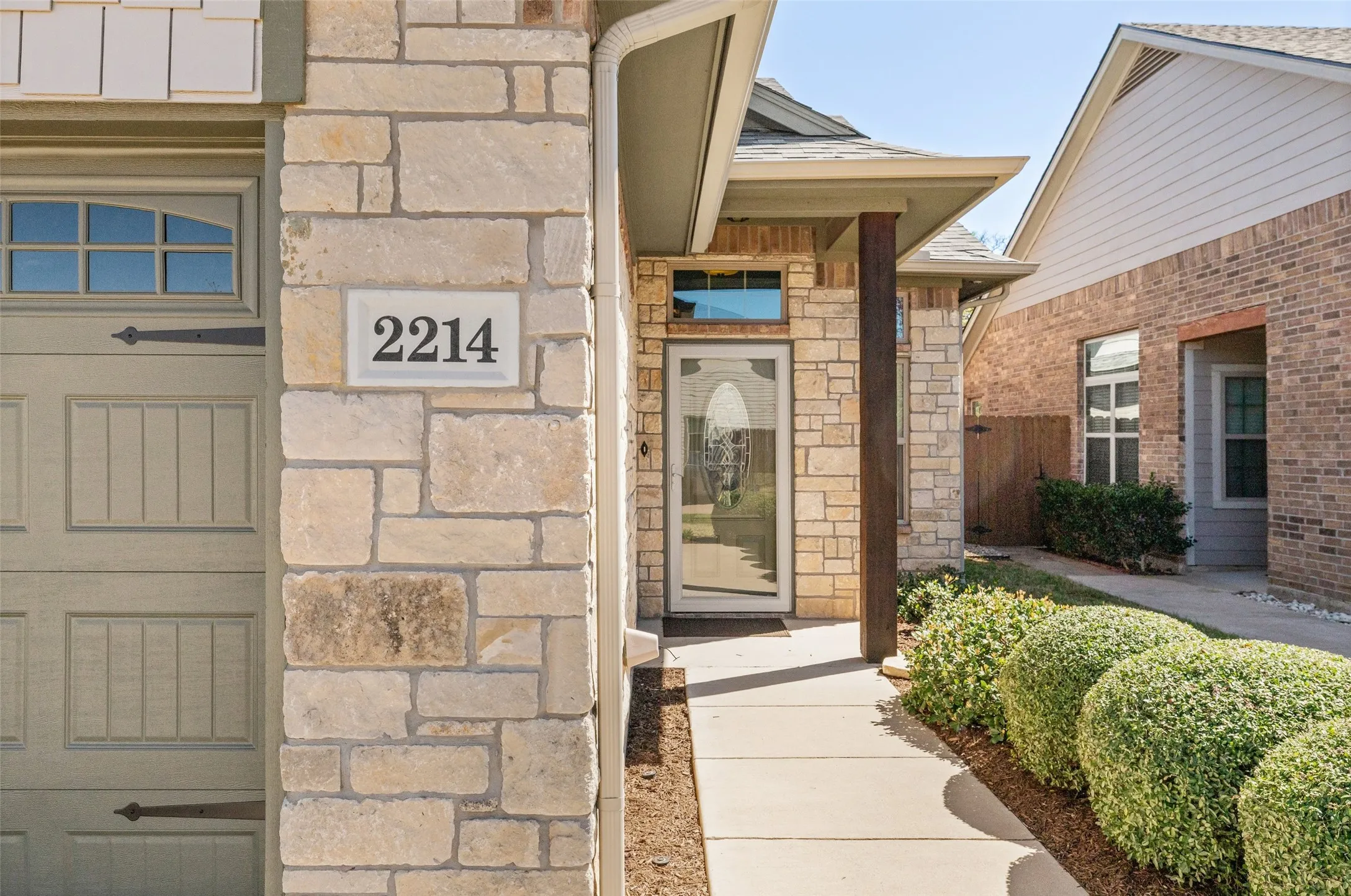 Single Family Residence For Sale in Hood County , 2214 Cobblestone Court, Granbury, Texas 76049, 3 Bedroom, 2 Bathroom, 2 Garage spaces, 1,440 Sqft, built in 2014, Preowned, Price $324,900, mls#21208590, Real Estate Agent in Granbury, Homes For Sale in Hood county, Homes For Sale in Granbury, Realtor in Granbury Texas, Real Estate Brokerage Independent Realty Texas, Luminita Cordes Realtor