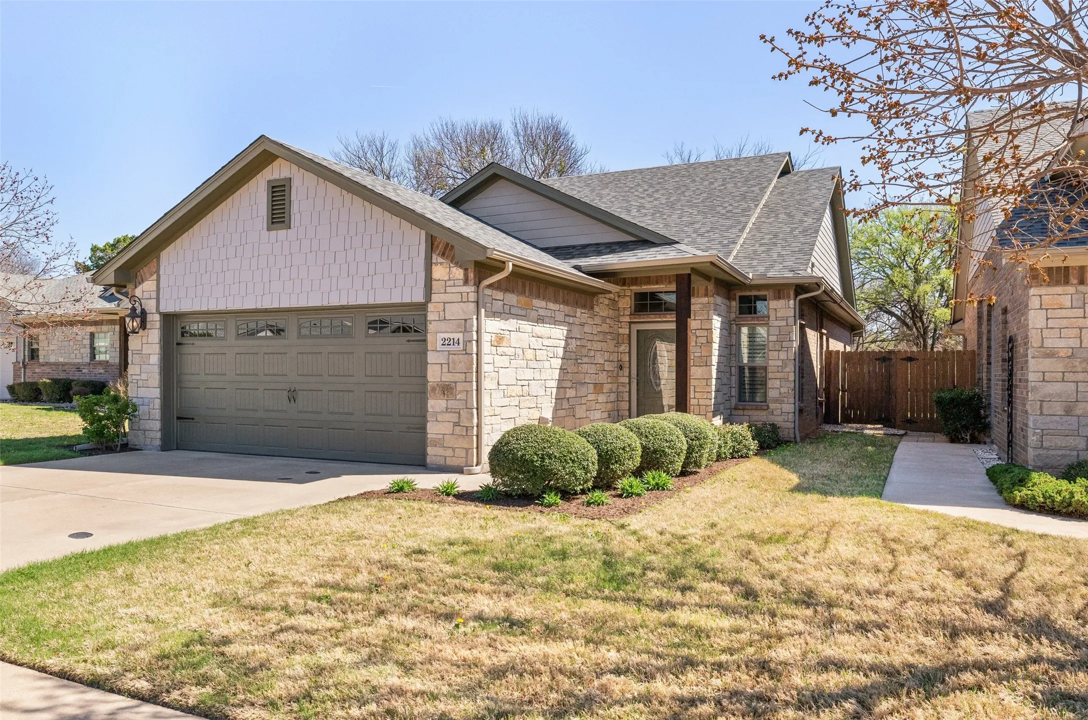 Single Family Residence For Sale in Hood County , 2214 Cobblestone Court, Granbury, Texas 76049, 3 Bedroom, 2 Bathroom, 2 Garage spaces, 1,440 Sqft, built in 2014, Preowned, Price $324,900, mls#21208590, Real Estate Agent in Granbury, Homes For Sale in Hood county, Homes For Sale in Granbury, Realtor in Granbury Texas, Real Estate Brokerage Independent Realty Texas, Luminita Cordes Realtor
