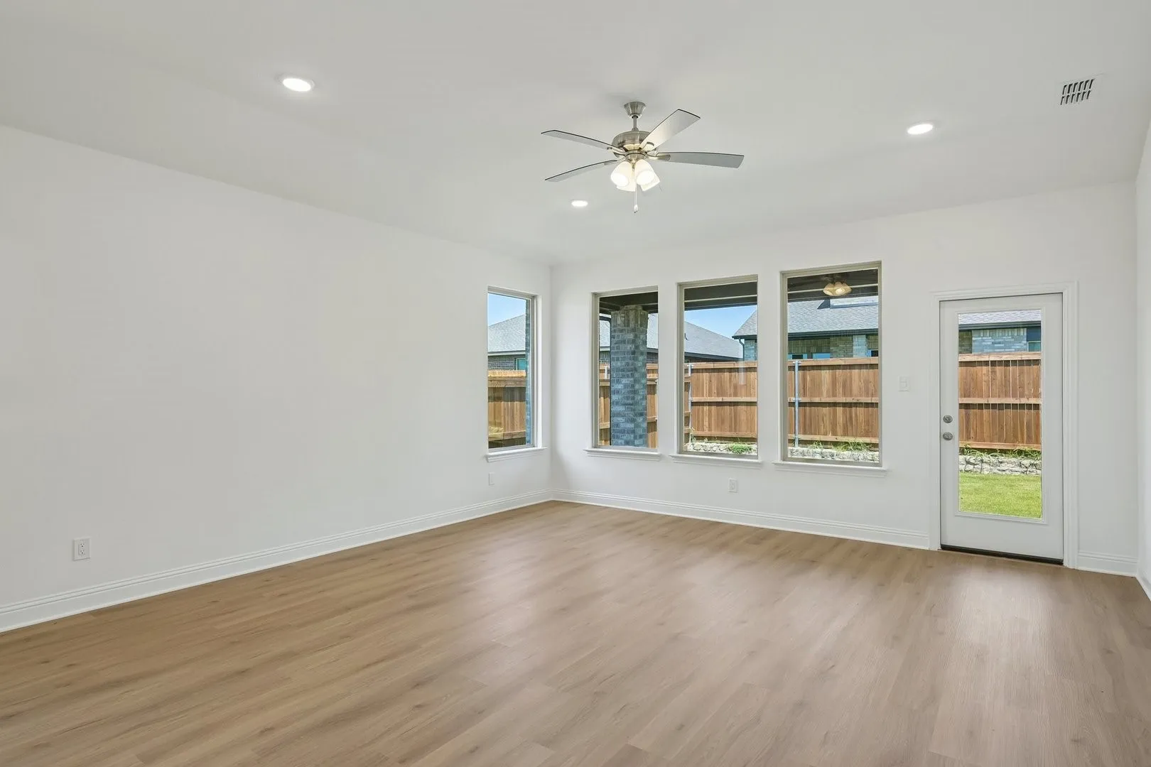 7-web-or-mls-Liberty Crossing Ave-S3107-007