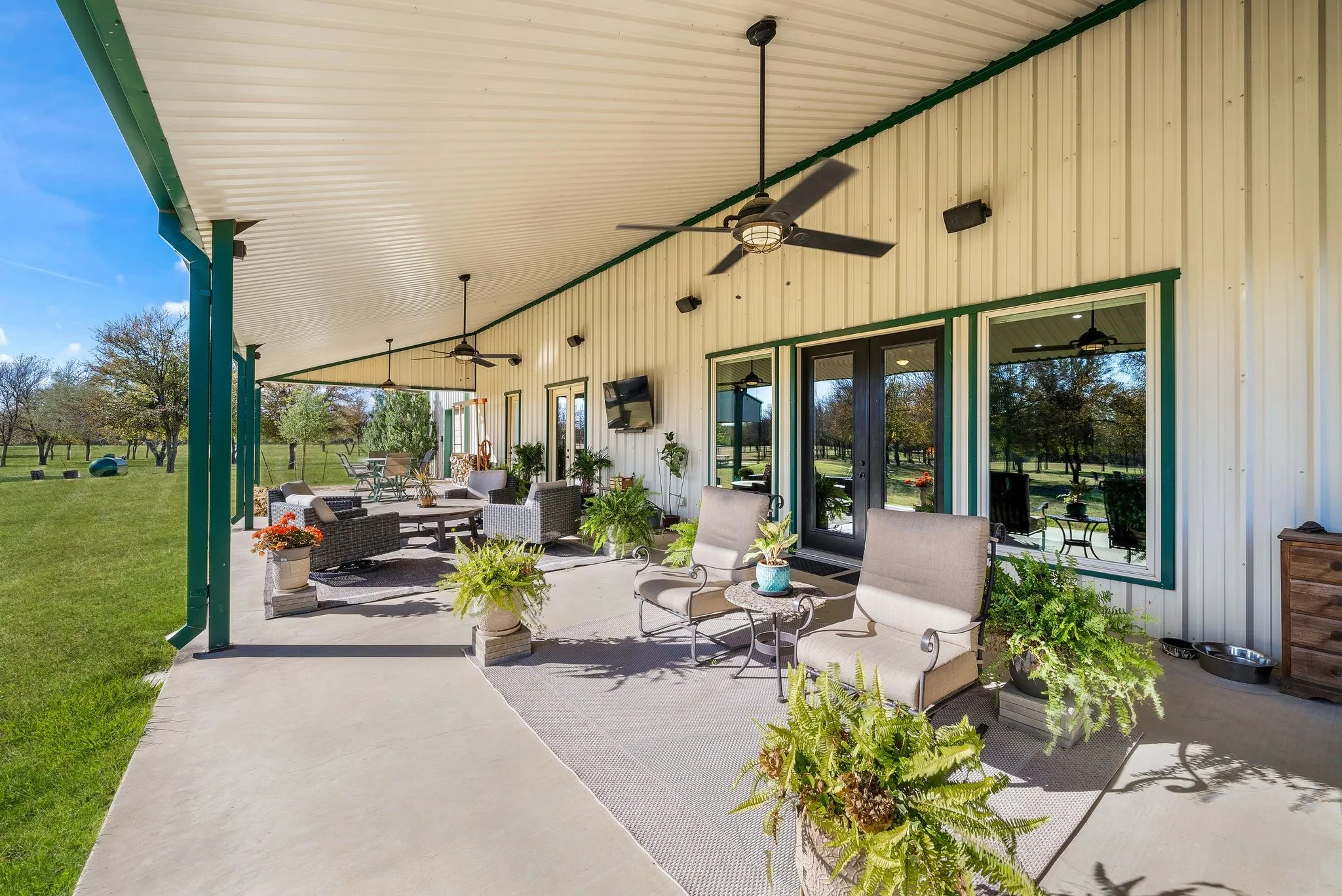 Single Family Residence For Sale in Grayson County , 650 Scoggins Road, Tioga, Texas 76271, 4 Bedroom, 3 Bathroom, 3 Garage spaces, 2,400 Sqft, built in 2016, Preowned, Price $1,299,000, mls#21203886, Real Estate Agent in Tioga, Homes For Sale in Grayson county, Homes For Sale in Tioga, Realtor in Tioga Texas, Real Estate Brokerage Independent Realty Texas, Luminita Cordes Realtor
