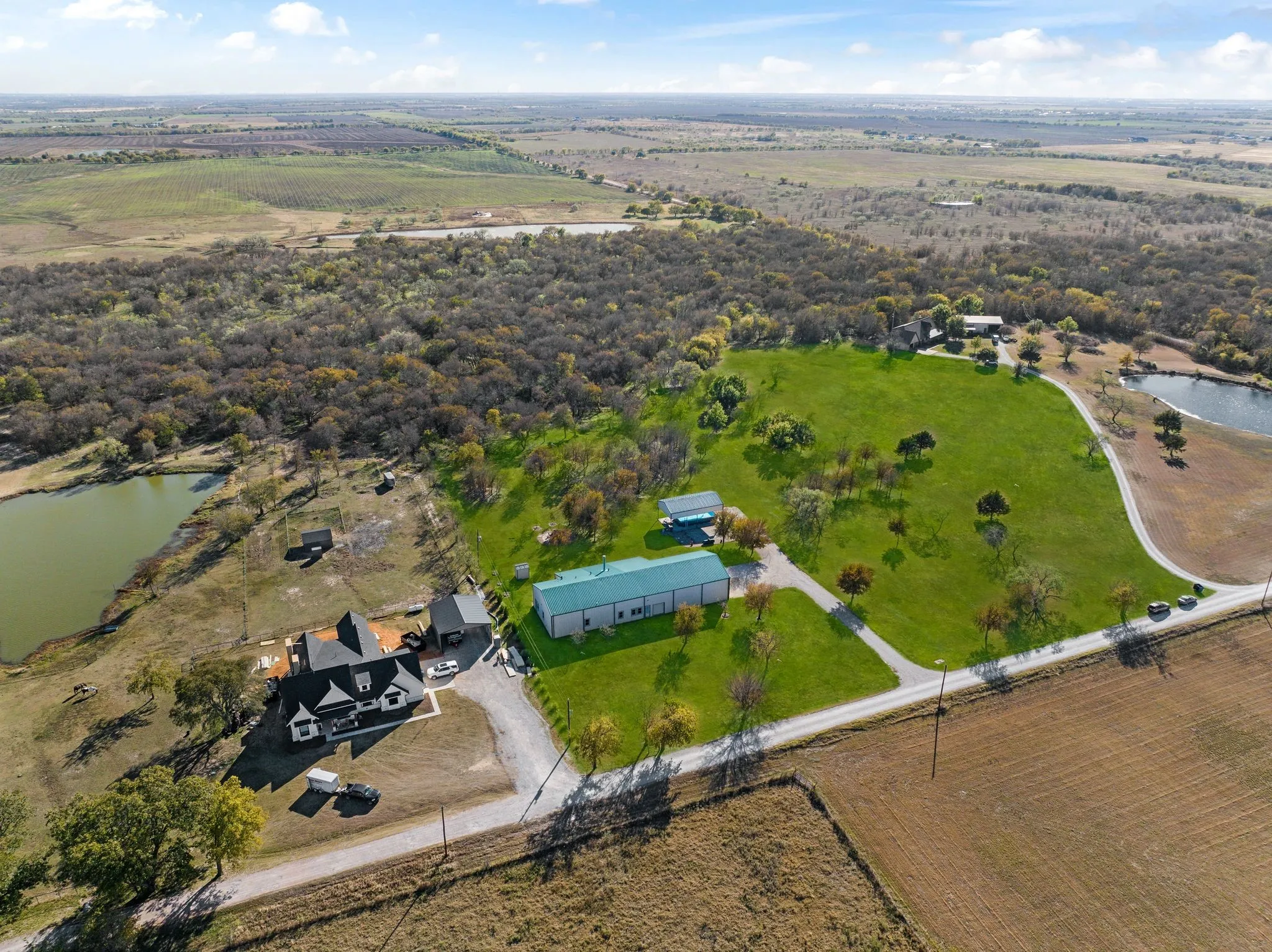 Single Family Residence For Sale in Grayson County , 650 Scoggins Road, Tioga, Texas 76271, 4 Bedroom, 3 Bathroom, 3 Garage spaces, 2,400 Sqft, built in 2016, Preowned, Price $1,299,000, mls#21203886, Real Estate Agent in Tioga, Homes For Sale in Grayson county, Homes For Sale in Tioga, Realtor in Tioga Texas, Real Estate Brokerage Independent Realty Texas, Luminita Cordes Realtor
