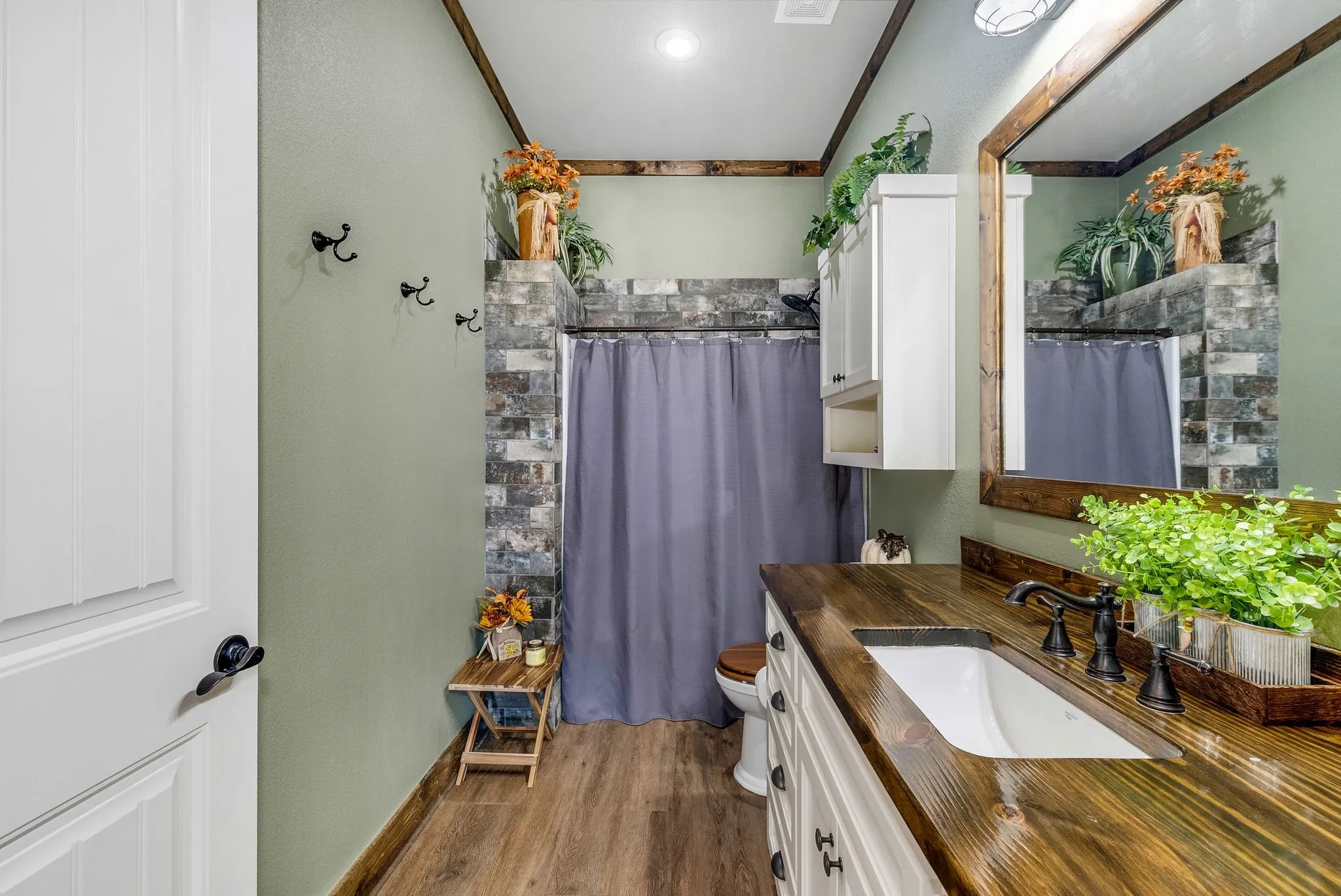 Bathroom for 2 side bedrooms