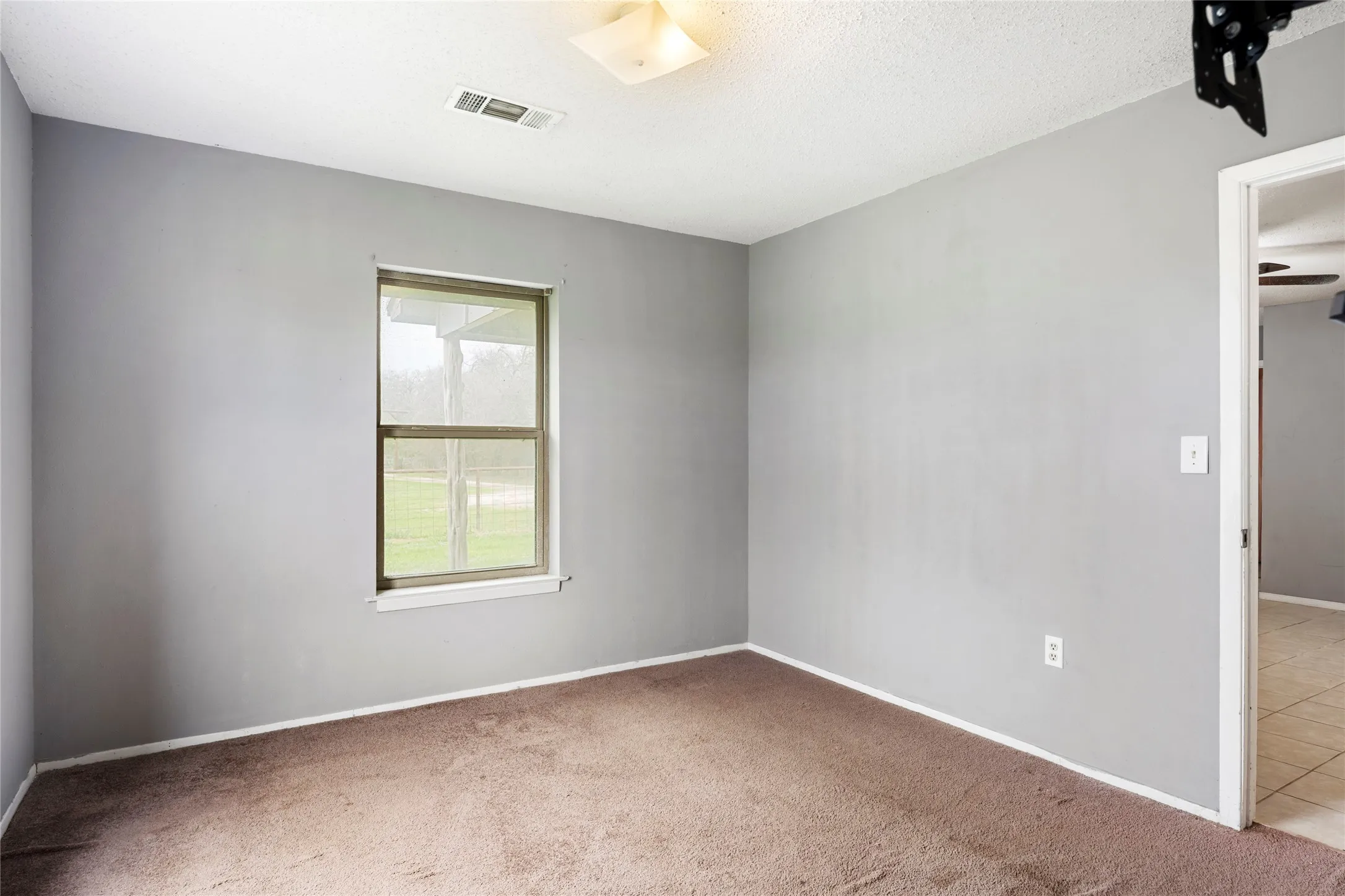 Single Family Residence For Sale in Hill County , 1106 Hcr 1414, Covington, Texas 76636, 4 Bedroom, 2 Bathroom, Garage spaces, 1,432 Sqft, built in 1985, mls#21207773, Real Estate Agent in Covington, Homes For Sale in Hill county, Homes For Sale in Covington, Realtor in Covington Texas, Real Estate Brokerage Independent Realty Texas, Luminita Cordes Realtor