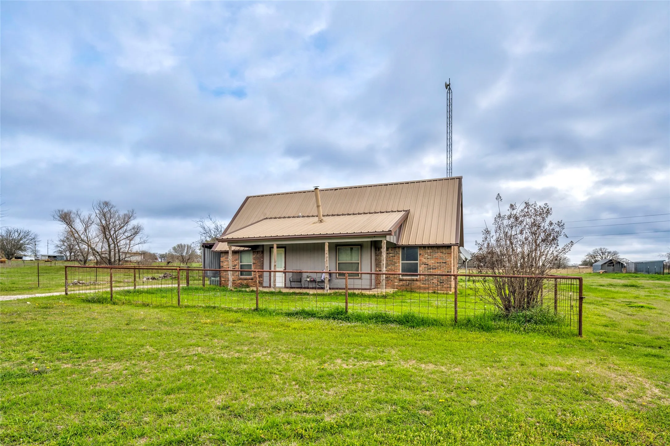 Single Family Residence For Sale in Hill County , 1106 Hcr 1414, Covington, Texas 76636, 4 Bedroom, 2 Bathroom, Garage spaces, 1,432 Sqft, built in 1985, mls#21207773, Real Estate Agent in Covington, Homes For Sale in Hill county, Homes For Sale in Covington, Realtor in Covington Texas, Real Estate Brokerage Independent Realty Texas, Luminita Cordes Realtor