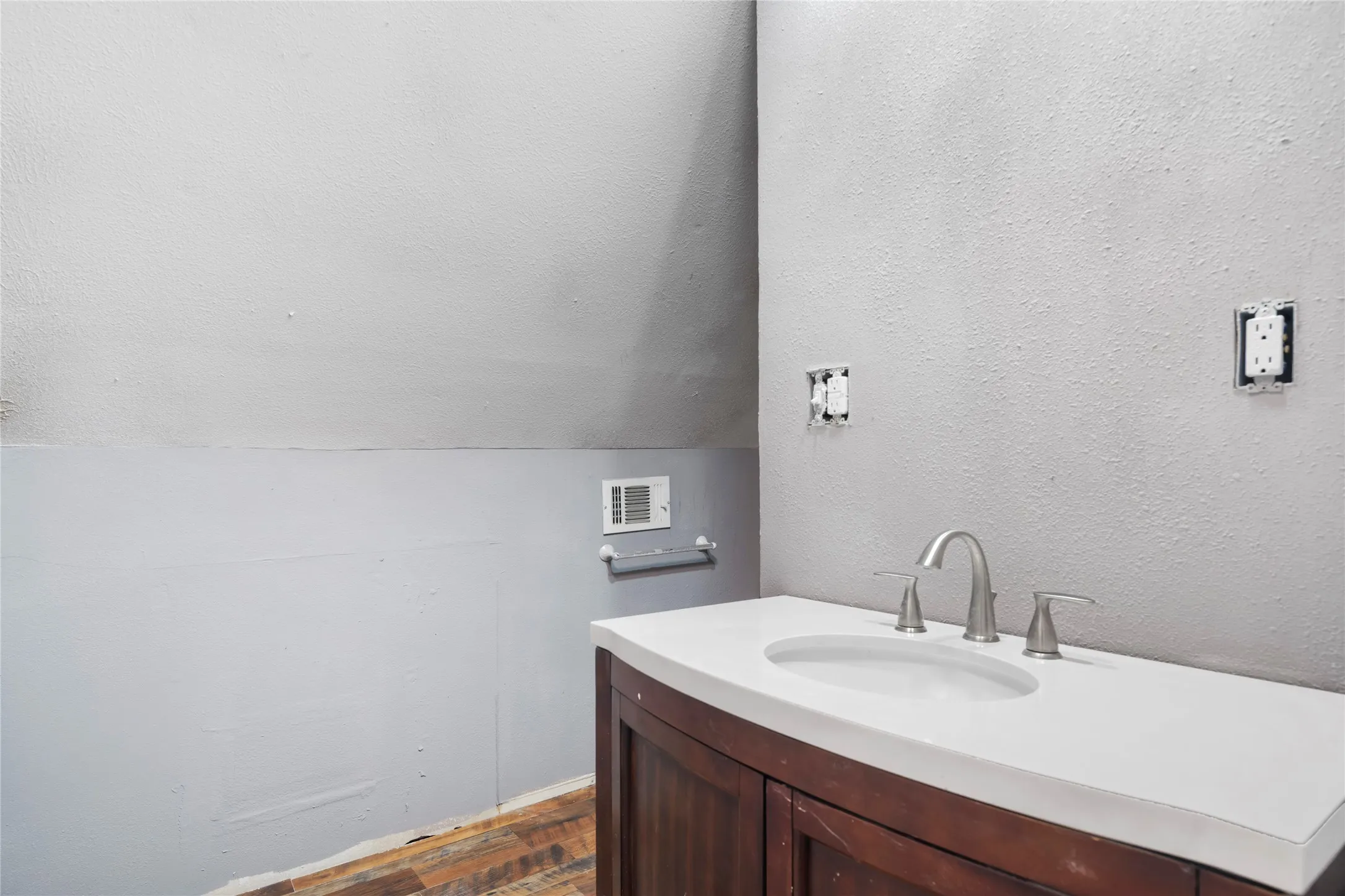 Single Family Residence For Sale in Hill County , 1106 Hcr 1414, Covington, Texas 76636, 4 Bedroom, 2 Bathroom, Garage spaces, 1,432 Sqft, built in 1985, mls#21207773, Real Estate Agent in Covington, Homes For Sale in Hill county, Homes For Sale in Covington, Realtor in Covington Texas, Real Estate Brokerage Independent Realty Texas, Luminita Cordes Realtor