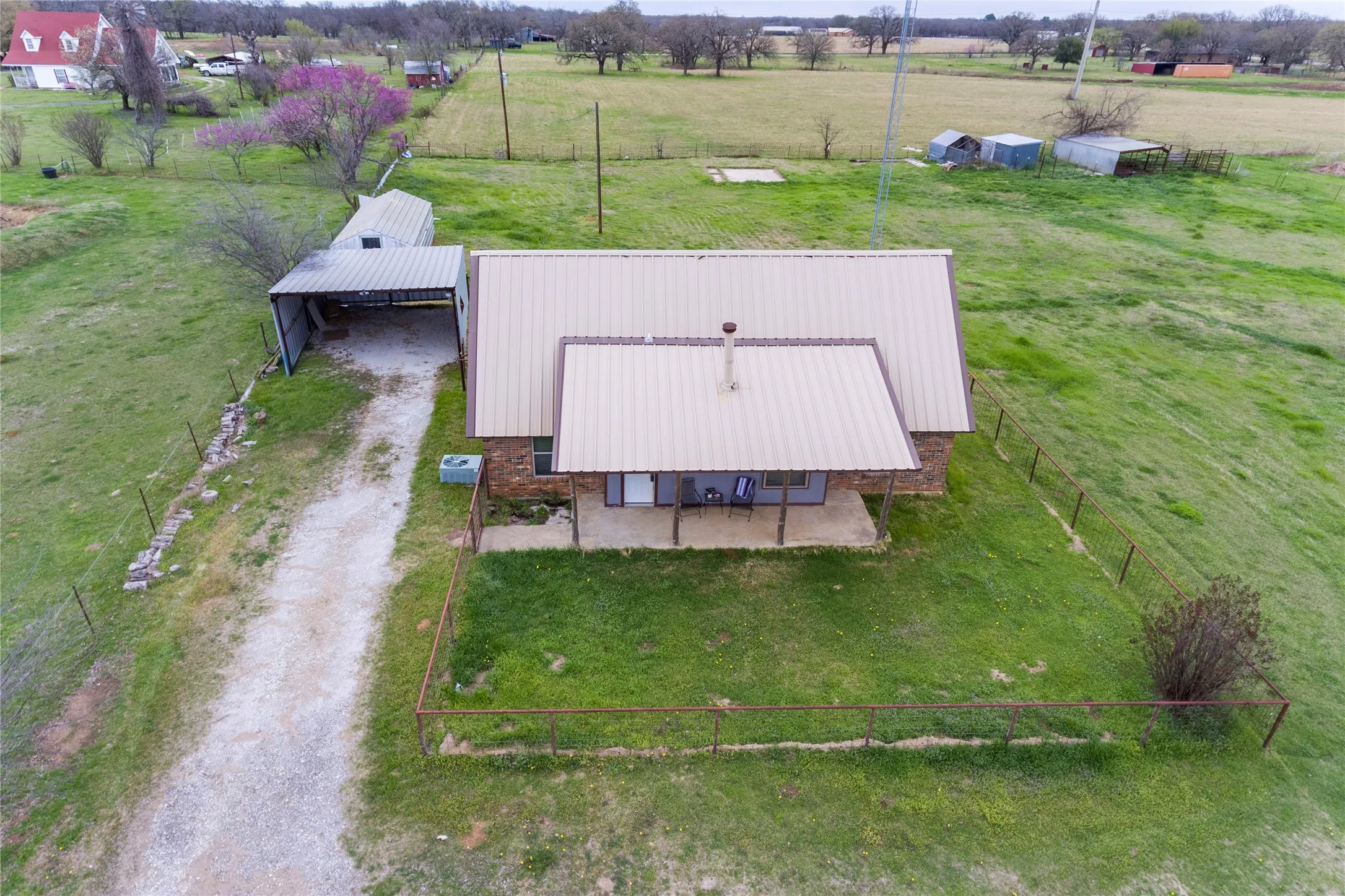 Single Family Residence For Sale in Hill County , 1106 Hcr 1414, Covington, Texas 76636, 4 Bedroom, 2 Bathroom, Garage spaces, 1,432 Sqft, built in 1985, mls#21207773, Real Estate Agent in Covington, Homes For Sale in Hill county, Homes For Sale in Covington, Realtor in Covington Texas, Real Estate Brokerage Independent Realty Texas, Luminita Cordes Realtor