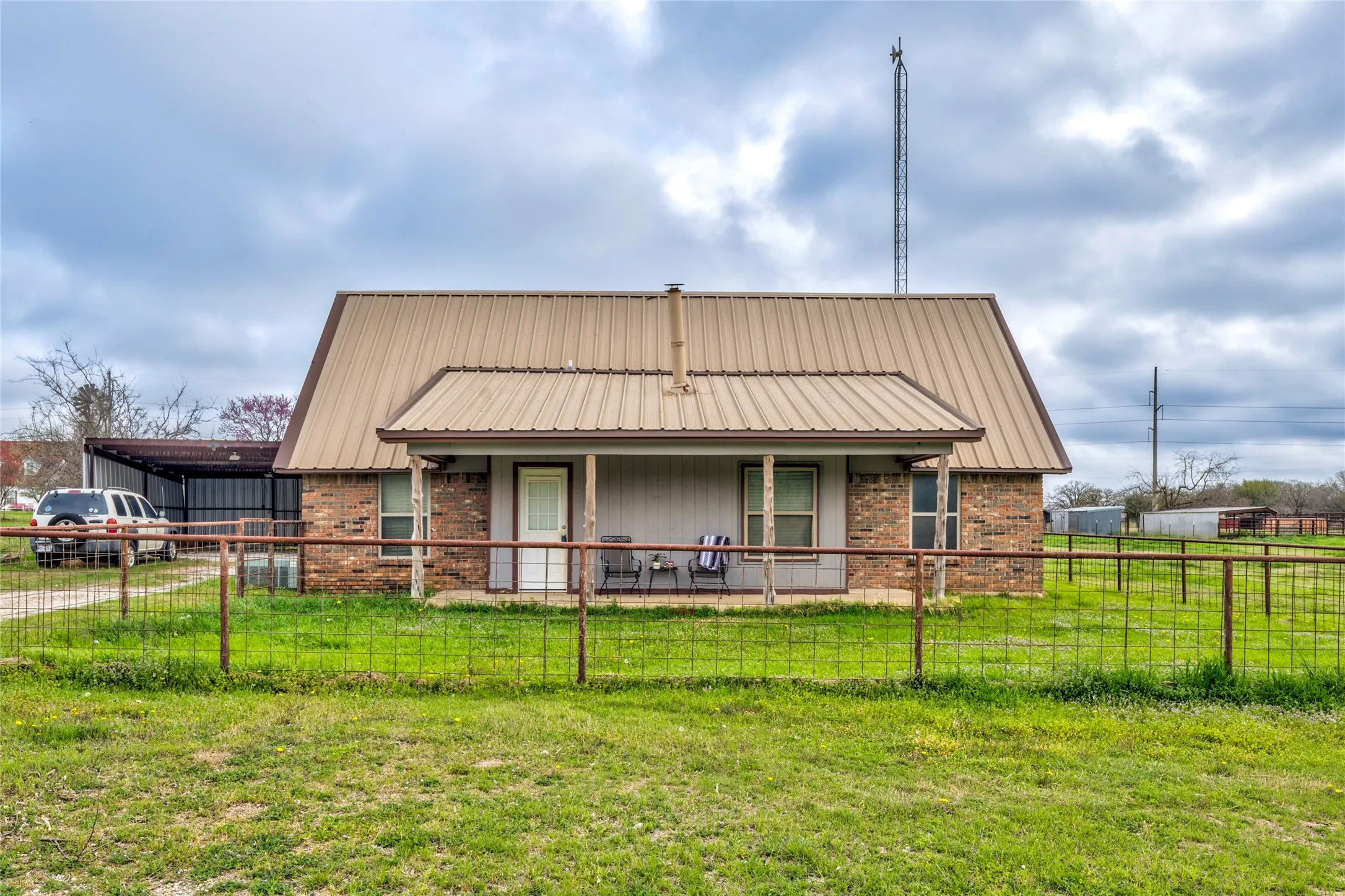 Single Family Residence For Sale in Hill County , 1106 Hcr 1414, Covington, Texas 76636, 4 Bedroom, 2 Bathroom, Garage spaces, 1,432 Sqft, built in 1985, mls#21207773, Real Estate Agent in Covington, Homes For Sale in Hill county, Homes For Sale in Covington, Realtor in Covington Texas, Real Estate Brokerage Independent Realty Texas, Luminita Cordes Realtor