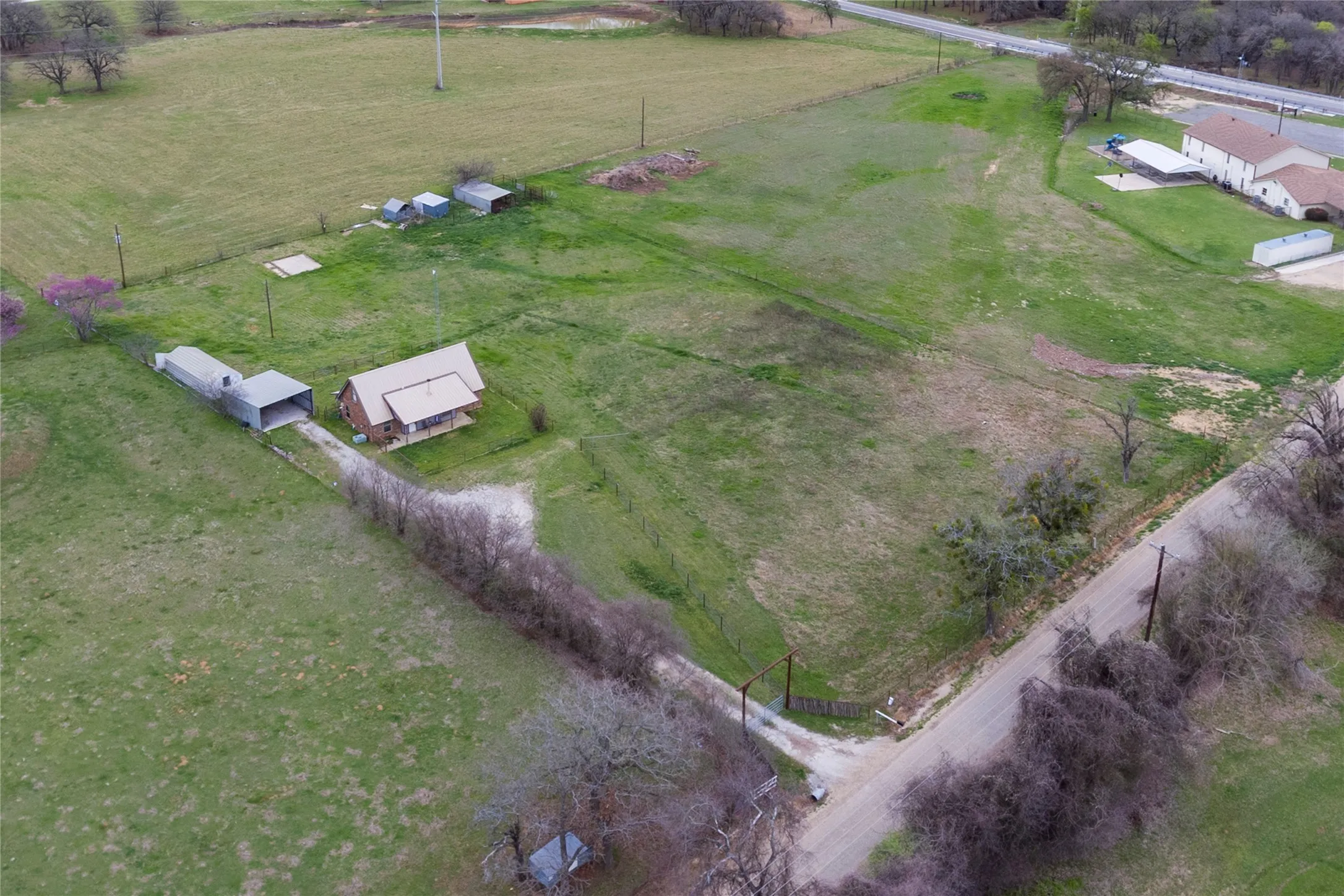 Single Family Residence For Sale in Hill County , 1106 Hcr 1414, Covington, Texas 76636, 4 Bedroom, 2 Bathroom, Garage spaces, 1,432 Sqft, built in 1985, mls#21207773, Real Estate Agent in Covington, Homes For Sale in Hill county, Homes For Sale in Covington, Realtor in Covington Texas, Real Estate Brokerage Independent Realty Texas, Luminita Cordes Realtor