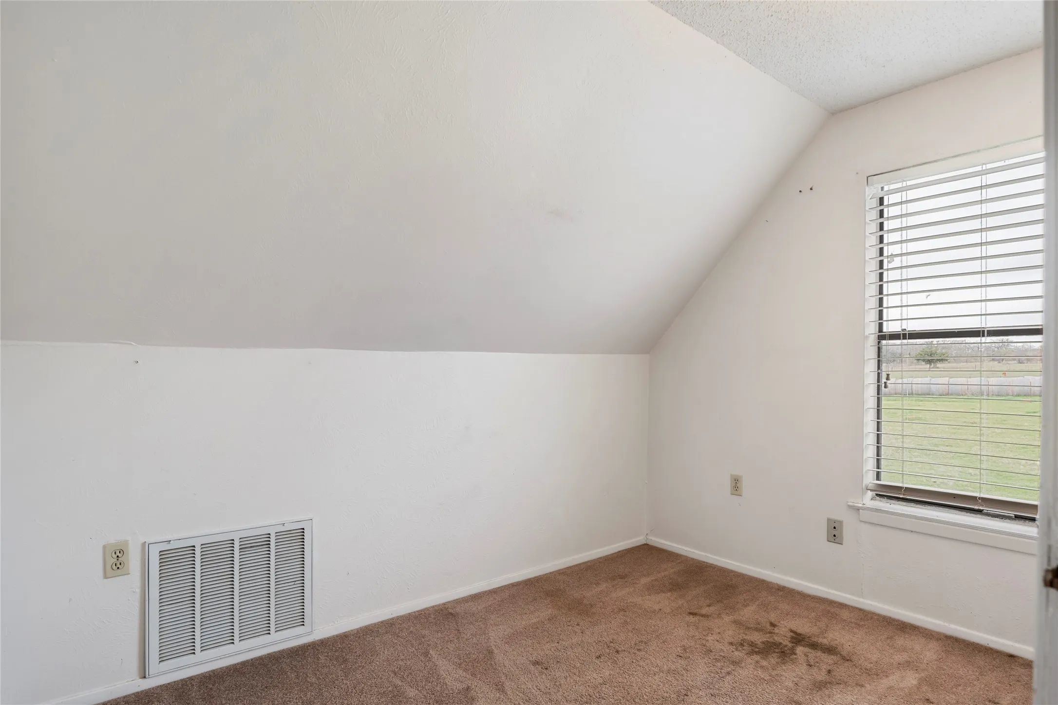 Single Family Residence For Sale in Hill County , 1106 Hcr 1414, Covington, Texas 76636, 4 Bedroom, 2 Bathroom, Garage spaces, 1,432 Sqft, built in 1985, mls#21207773, Real Estate Agent in Covington, Homes For Sale in Hill county, Homes For Sale in Covington, Realtor in Covington Texas, Real Estate Brokerage Independent Realty Texas, Luminita Cordes Realtor