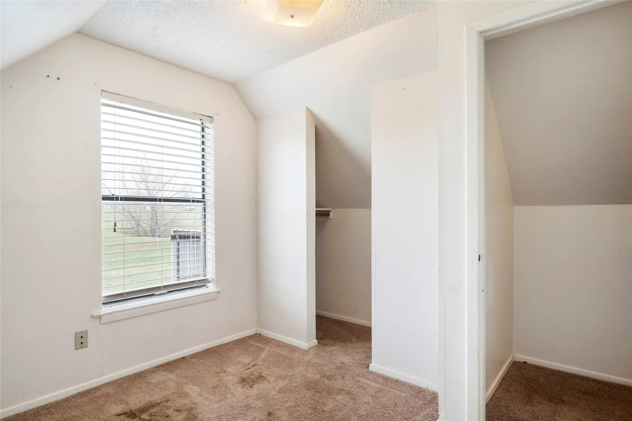 Single Family Residence For Sale in Hill County , 1106 Hcr 1414, Covington, Texas 76636, 4 Bedroom, 2 Bathroom, Garage spaces, 1,432 Sqft, built in 1985, mls#21207773, Real Estate Agent in Covington, Homes For Sale in Hill county, Homes For Sale in Covington, Realtor in Covington Texas, Real Estate Brokerage Independent Realty Texas, Luminita Cordes Realtor