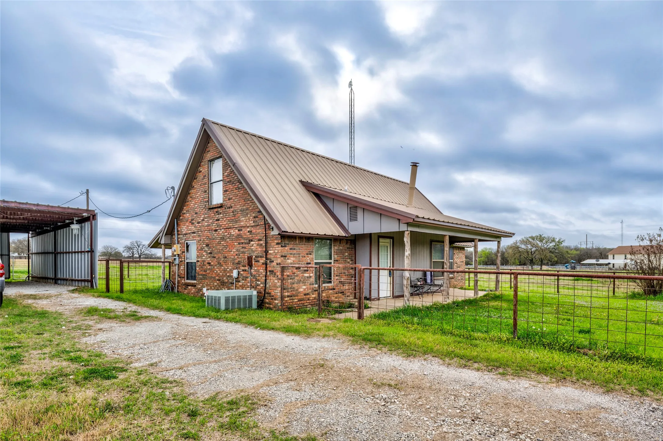 Single Family Residence For Sale in Hill County , 1106 Hcr 1414, Covington, Texas 76636, 4 Bedroom, 2 Bathroom, Garage spaces, 1,432 Sqft, built in 1985, mls#21207773, Real Estate Agent in Covington, Homes For Sale in Hill county, Homes For Sale in Covington, Realtor in Covington Texas, Real Estate Brokerage Independent Realty Texas, Luminita Cordes Realtor