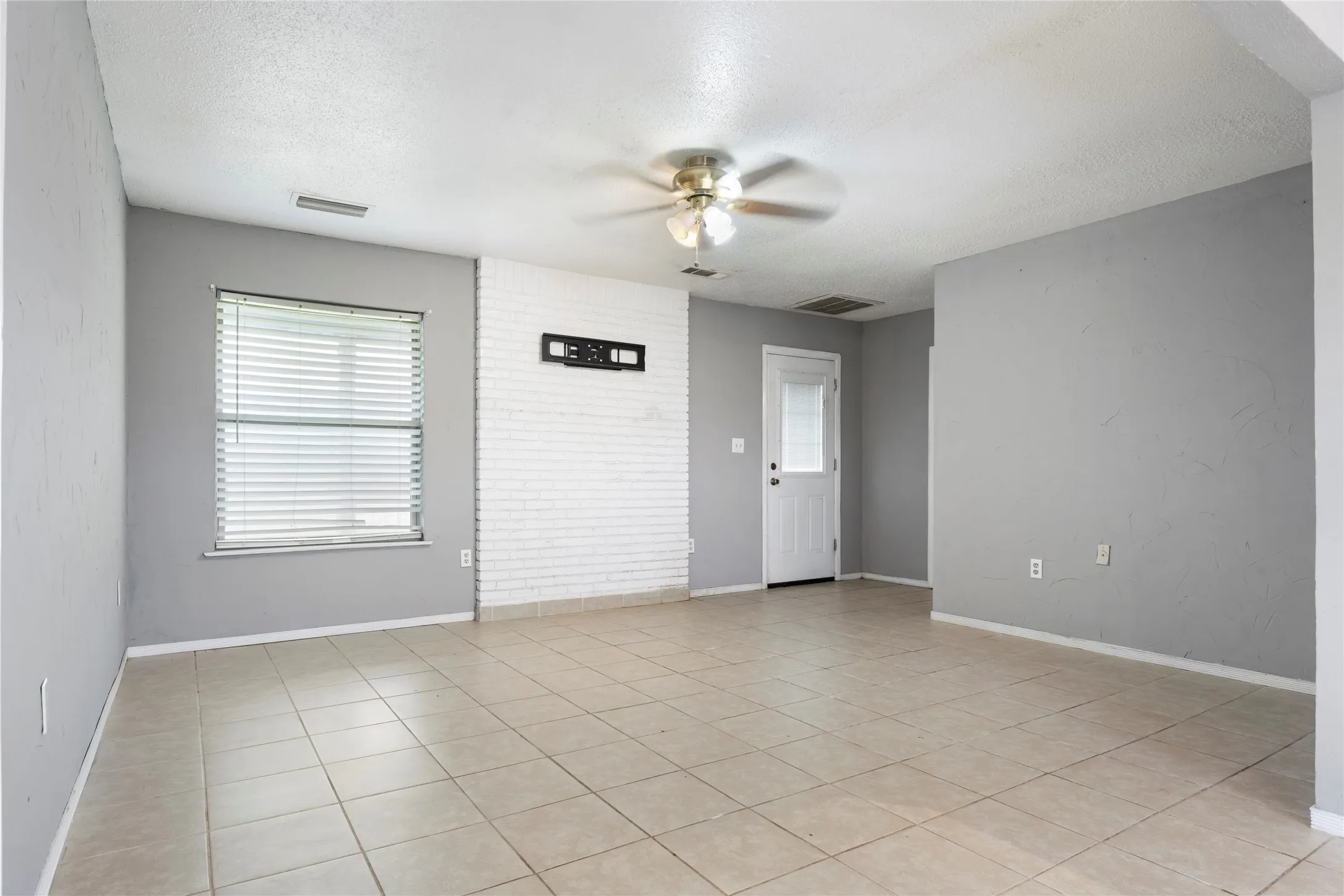 Single Family Residence For Sale in Hill County , 1106 Hcr 1414, Covington, Texas 76636, 4 Bedroom, 2 Bathroom, Garage spaces, 1,432 Sqft, built in 1985, mls#21207773, Real Estate Agent in Covington, Homes For Sale in Hill county, Homes For Sale in Covington, Realtor in Covington Texas, Real Estate Brokerage Independent Realty Texas, Luminita Cordes Realtor