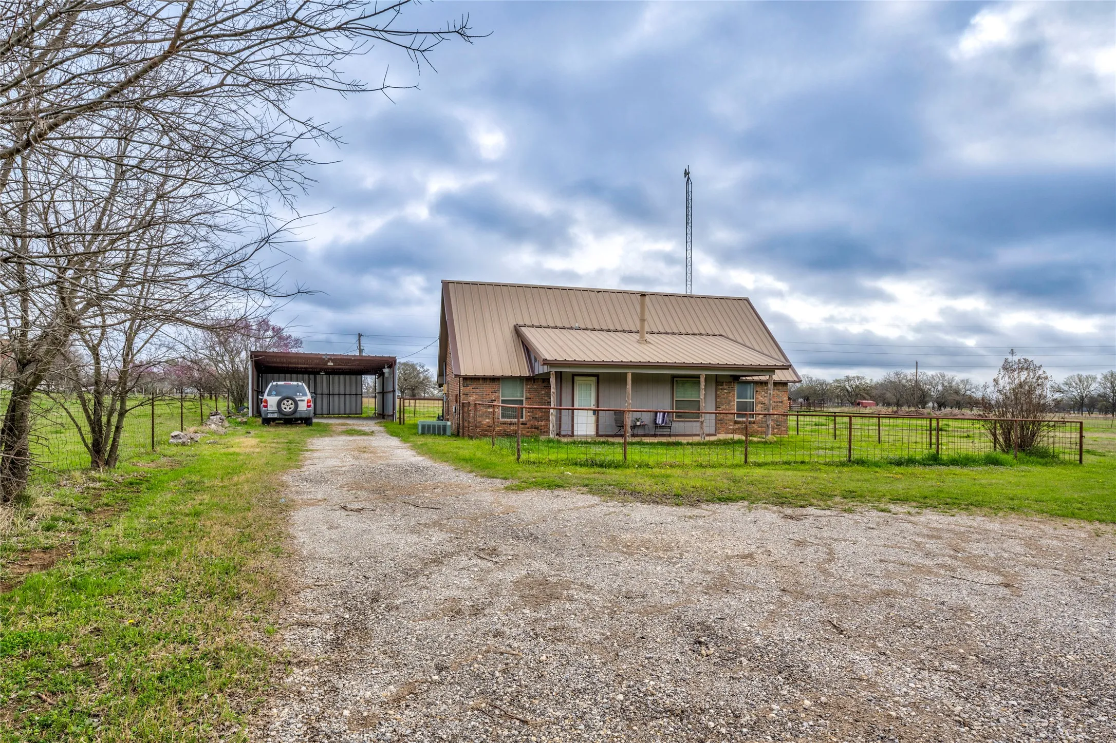 Single Family Residence For Sale in Hill County , 1106 Hcr 1414, Covington, Texas 76636, 4 Bedroom, 2 Bathroom, Garage spaces, 1,432 Sqft, built in 1985, mls#21207773, Real Estate Agent in Covington, Homes For Sale in Hill county, Homes For Sale in Covington, Realtor in Covington Texas, Real Estate Brokerage Independent Realty Texas, Luminita Cordes Realtor