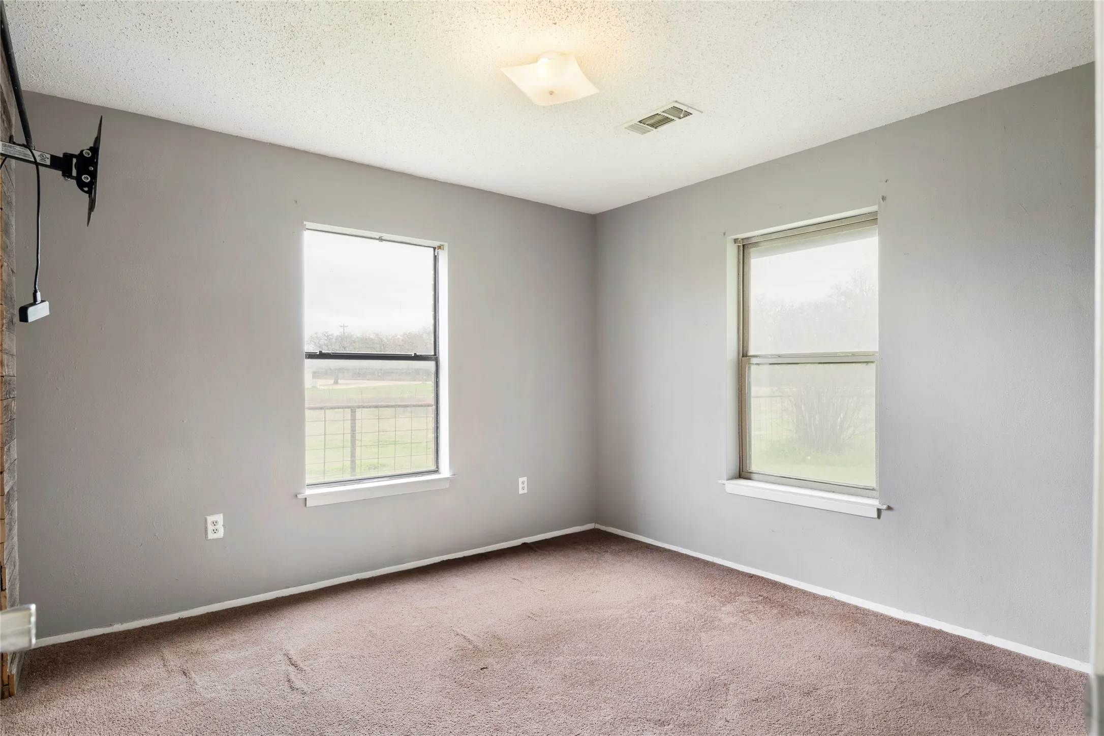 Single Family Residence For Sale in Hill County , 1106 Hcr 1414, Covington, Texas 76636, 4 Bedroom, 2 Bathroom, Garage spaces, 1,432 Sqft, built in 1985, mls#21207773, Real Estate Agent in Covington, Homes For Sale in Hill county, Homes For Sale in Covington, Realtor in Covington Texas, Real Estate Brokerage Independent Realty Texas, Luminita Cordes Realtor