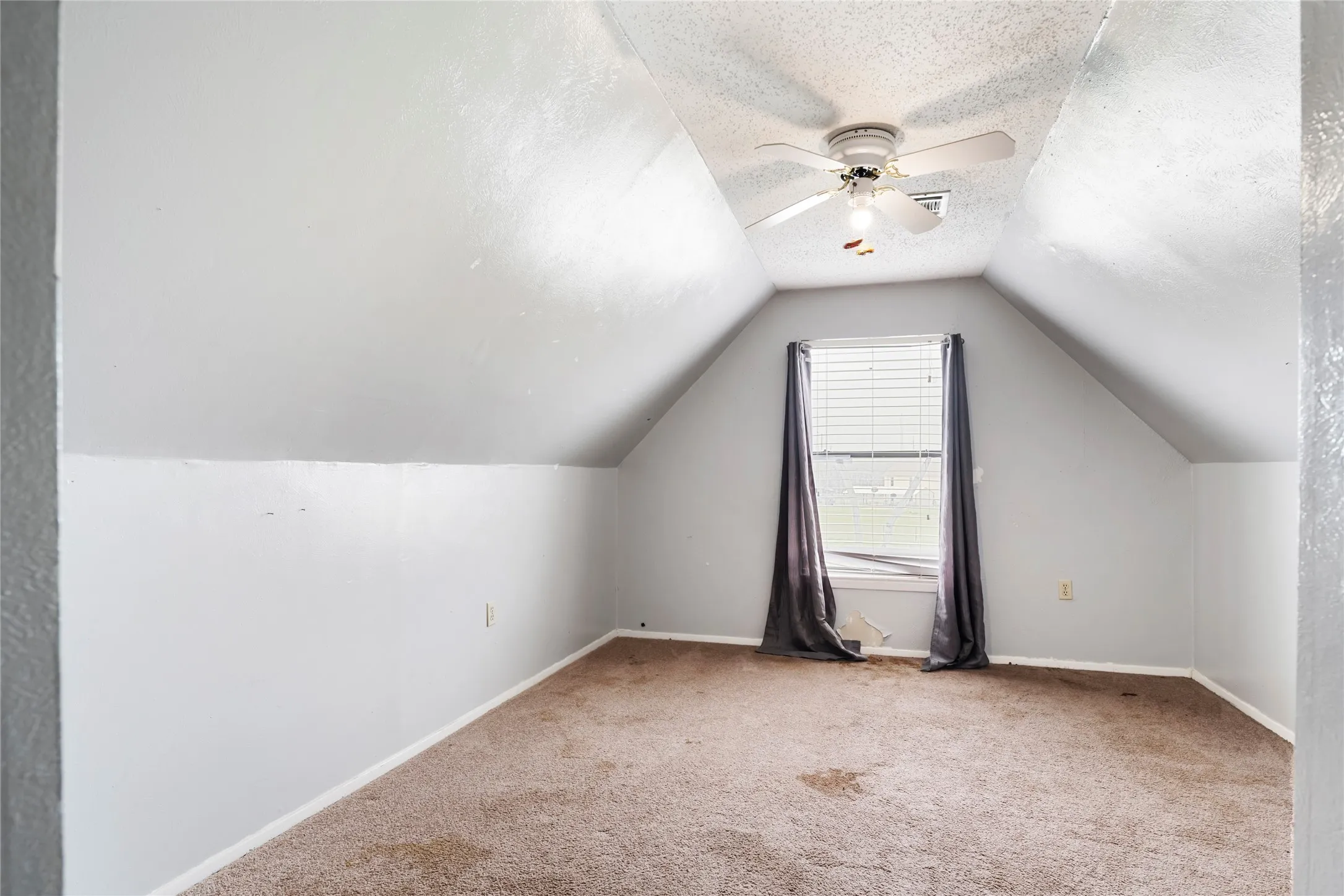 Single Family Residence For Sale in Hill County , 1106 Hcr 1414, Covington, Texas 76636, 4 Bedroom, 2 Bathroom, Garage spaces, 1,432 Sqft, built in 1985, mls#21207773, Real Estate Agent in Covington, Homes For Sale in Hill county, Homes For Sale in Covington, Realtor in Covington Texas, Real Estate Brokerage Independent Realty Texas, Luminita Cordes Realtor