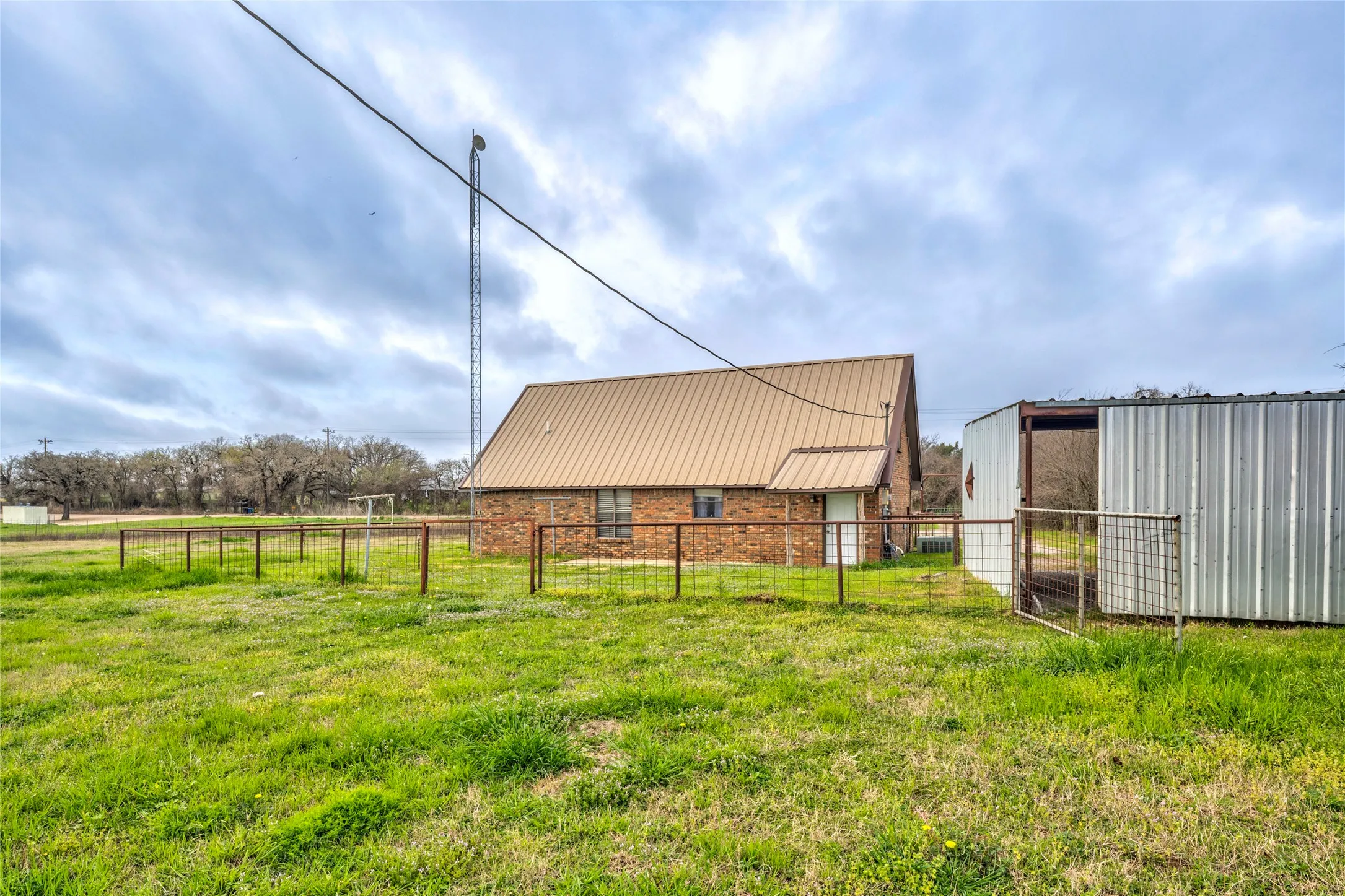Single Family Residence For Sale in Hill County , 1106 Hcr 1414, Covington, Texas 76636, 4 Bedroom, 2 Bathroom, Garage spaces, 1,432 Sqft, built in 1985, mls#21207773, Real Estate Agent in Covington, Homes For Sale in Hill county, Homes For Sale in Covington, Realtor in Covington Texas, Real Estate Brokerage Independent Realty Texas, Luminita Cordes Realtor