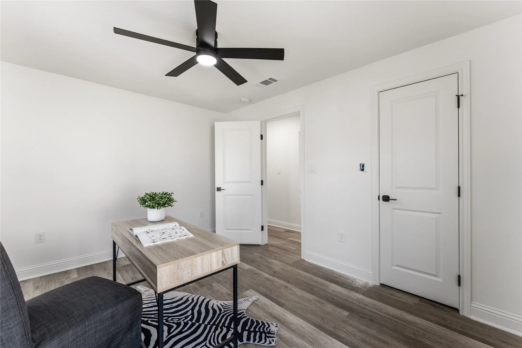 Single Family Residence For Sale in Mc Lennan County , 815 Garrison Street, Waco, Texas 76704, 3 Bedroom, 2 Bathroom, Garage spaces, 1,117 Sqft, built in 1933, Preowned, mls#21208534, Real Estate Agent in Waco, Homes For Sale in Mc Lennan county, Homes For Sale in Waco, Realtor in Waco Texas, Real Estate Brokerage Independent Realty Texas, Luminita Cordes Realtor
