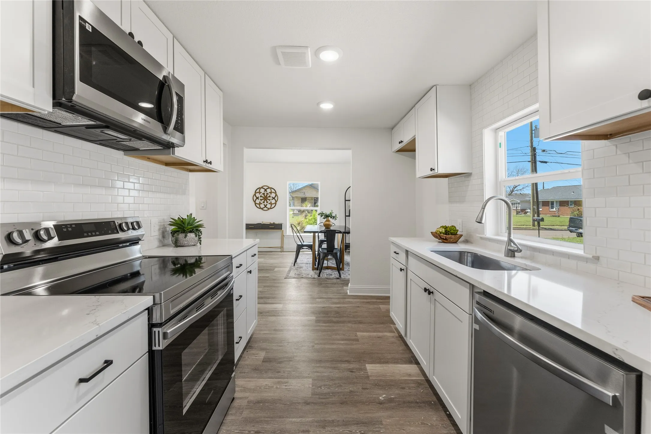 Single Family Residence For Sale in Mc Lennan County , 815 Garrison Street, Waco, Texas 76704, 3 Bedroom, 2 Bathroom, Garage spaces, 1,117 Sqft, built in 1933, Preowned, mls#21208534, Real Estate Agent in Waco, Homes For Sale in Mc Lennan county, Homes For Sale in Waco, Realtor in Waco Texas, Real Estate Brokerage Independent Realty Texas, Luminita Cordes Realtor