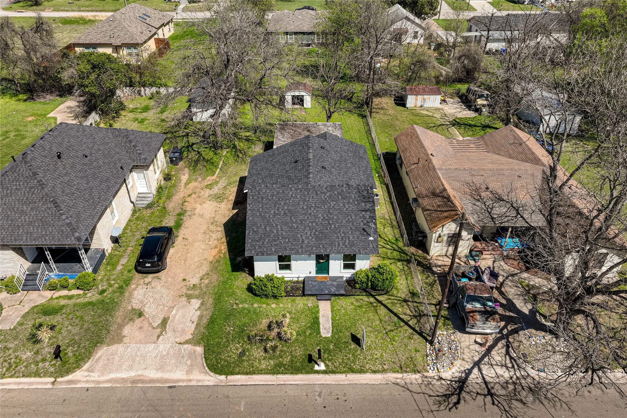 Single Family Residence For Sale in Mc Lennan County , 815 Garrison Street, Waco, Texas 76704, 3 Bedroom, 2 Bathroom, Garage spaces, 1,117 Sqft, built in 1933, Preowned, mls#21208534, Real Estate Agent in Waco, Homes For Sale in Mc Lennan county, Homes For Sale in Waco, Realtor in Waco Texas, Real Estate Brokerage Independent Realty Texas, Luminita Cordes Realtor