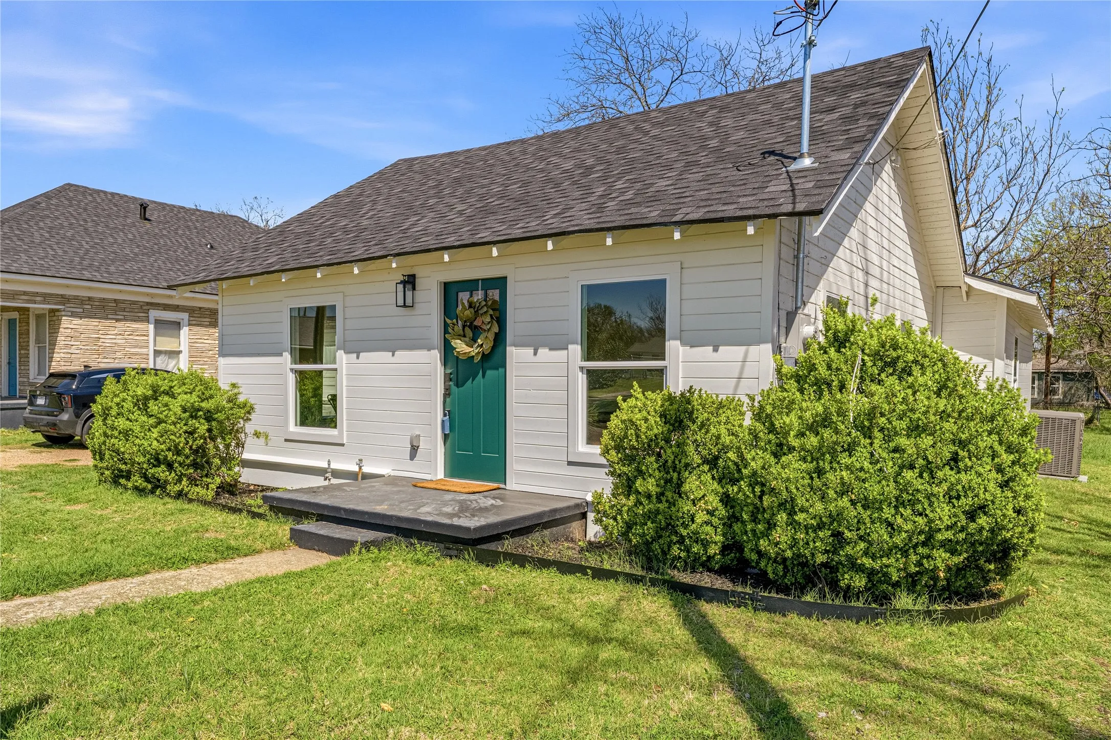 Single Family Residence For Sale in Mc Lennan County , 815 Garrison Street, Waco, Texas 76704, 3 Bedroom, 2 Bathroom, Garage spaces, 1,117 Sqft, built in 1933, Preowned, mls#21208534, Real Estate Agent in Waco, Homes For Sale in Mc Lennan county, Homes For Sale in Waco, Realtor in Waco Texas, Real Estate Brokerage Independent Realty Texas, Luminita Cordes Realtor