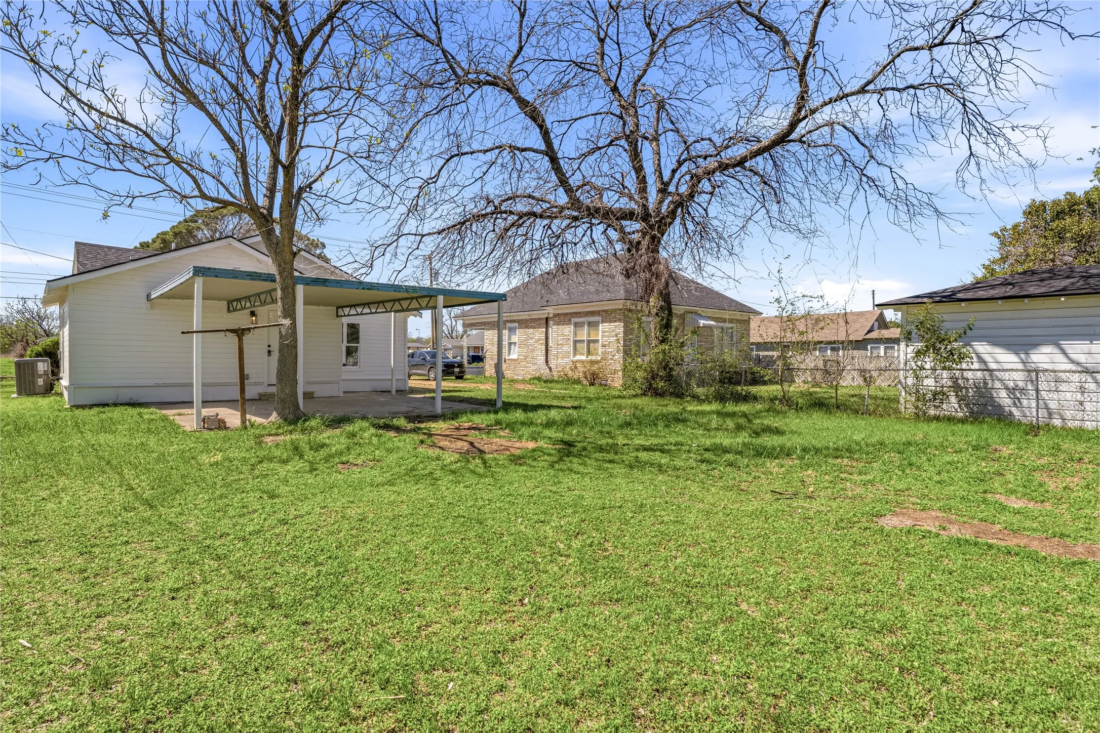 Single Family Residence For Sale in Mc Lennan County , 815 Garrison Street, Waco, Texas 76704, 3 Bedroom, 2 Bathroom, Garage spaces, 1,117 Sqft, built in 1933, Preowned, mls#21208534, Real Estate Agent in Waco, Homes For Sale in Mc Lennan county, Homes For Sale in Waco, Realtor in Waco Texas, Real Estate Brokerage Independent Realty Texas, Luminita Cordes Realtor