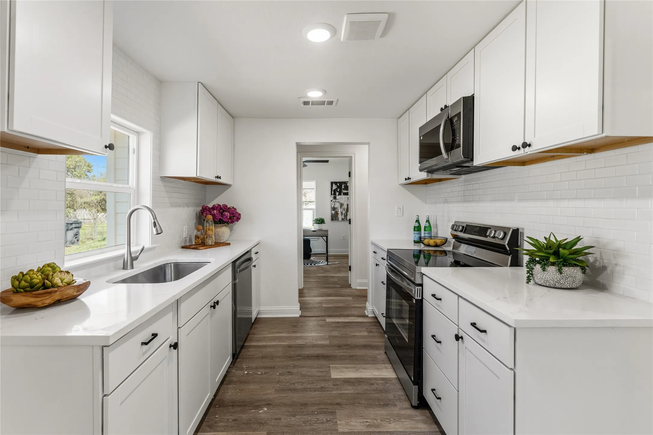 Single Family Residence For Sale in Mc Lennan County , 815 Garrison Street, Waco, Texas 76704, 3 Bedroom, 2 Bathroom, Garage spaces, 1,117 Sqft, built in 1933, Preowned, mls#21208534, Real Estate Agent in Waco, Homes For Sale in Mc Lennan county, Homes For Sale in Waco, Realtor in Waco Texas, Real Estate Brokerage Independent Realty Texas, Luminita Cordes Realtor