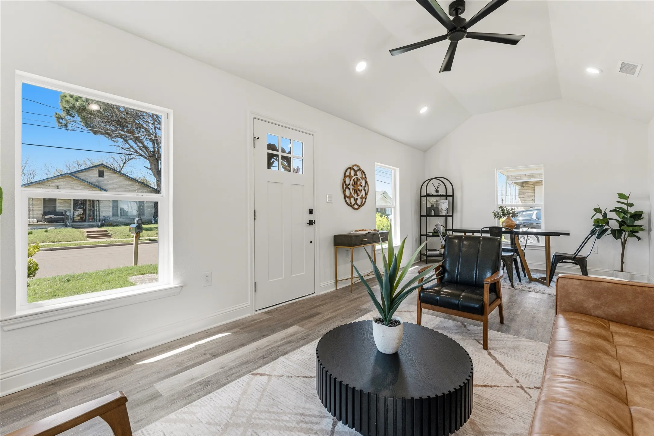 Single Family Residence For Sale in Mc Lennan County , 815 Garrison Street, Waco, Texas 76704, 3 Bedroom, 2 Bathroom, Garage spaces, 1,117 Sqft, built in 1933, Preowned, mls#21208534, Real Estate Agent in Waco, Homes For Sale in Mc Lennan county, Homes For Sale in Waco, Realtor in Waco Texas, Real Estate Brokerage Independent Realty Texas, Luminita Cordes Realtor