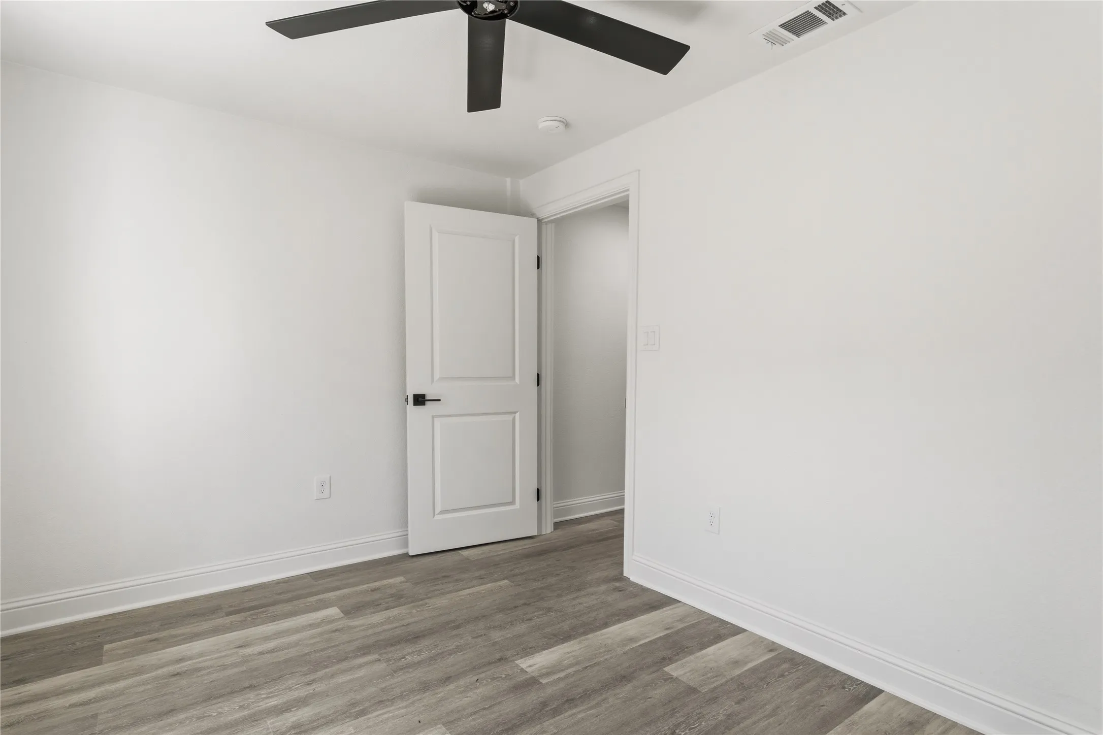 Single Family Residence For Sale in Mc Lennan County , 815 Garrison Street, Waco, Texas 76704, 3 Bedroom, 2 Bathroom, Garage spaces, 1,117 Sqft, built in 1933, Preowned, mls#21208534, Real Estate Agent in Waco, Homes For Sale in Mc Lennan county, Homes For Sale in Waco, Realtor in Waco Texas, Real Estate Brokerage Independent Realty Texas, Luminita Cordes Realtor