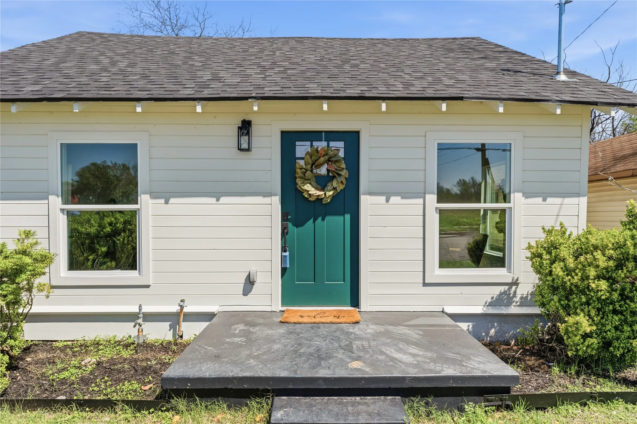 Single Family Residence For Sale in Mc Lennan County , 815 Garrison Street, Waco, Texas 76704, 3 Bedroom, 2 Bathroom, Garage spaces, 1,117 Sqft, built in 1933, Preowned, mls#21208534, Real Estate Agent in Waco, Homes For Sale in Mc Lennan county, Homes For Sale in Waco, Realtor in Waco Texas, Real Estate Brokerage Independent Realty Texas, Luminita Cordes Realtor