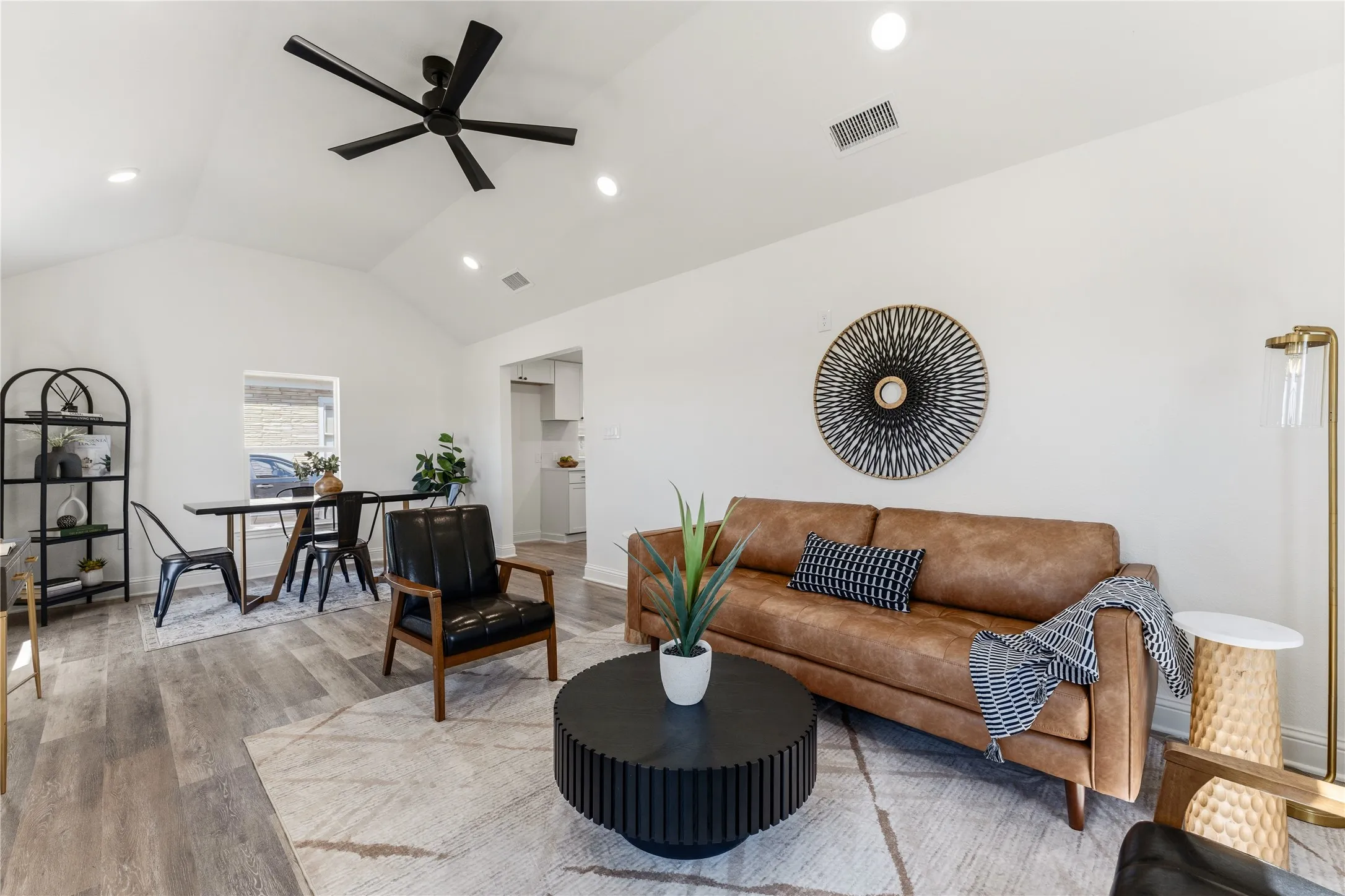 Single Family Residence For Sale in Mc Lennan County , 815 Garrison Street, Waco, Texas 76704, 3 Bedroom, 2 Bathroom, Garage spaces, 1,117 Sqft, built in 1933, Preowned, mls#21208534, Real Estate Agent in Waco, Homes For Sale in Mc Lennan county, Homes For Sale in Waco, Realtor in Waco Texas, Real Estate Brokerage Independent Realty Texas, Luminita Cordes Realtor