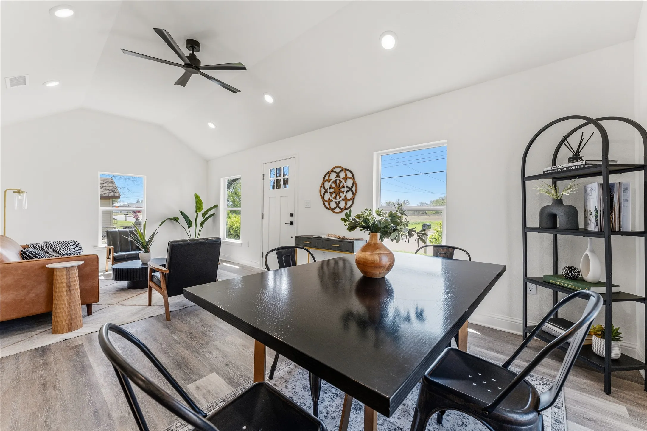 Single Family Residence For Sale in Mc Lennan County , 815 Garrison Street, Waco, Texas 76704, 3 Bedroom, 2 Bathroom, Garage spaces, 1,117 Sqft, built in 1933, Preowned, mls#21208534, Real Estate Agent in Waco, Homes For Sale in Mc Lennan county, Homes For Sale in Waco, Realtor in Waco Texas, Real Estate Brokerage Independent Realty Texas, Luminita Cordes Realtor
