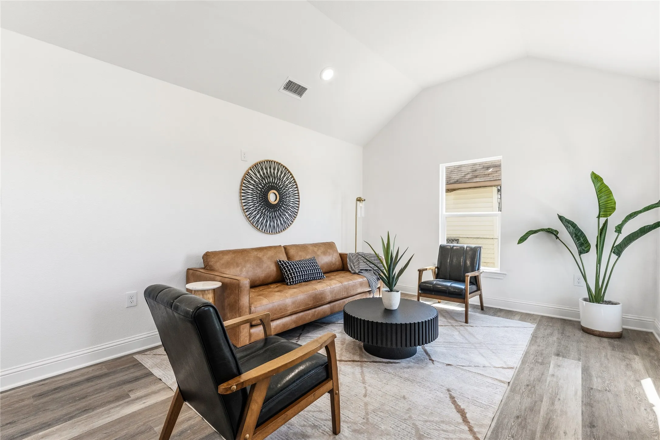 Single Family Residence For Sale in Mc Lennan County , 815 Garrison Street, Waco, Texas 76704, 3 Bedroom, 2 Bathroom, Garage spaces, 1,117 Sqft, built in 1933, Preowned, mls#21208534, Real Estate Agent in Waco, Homes For Sale in Mc Lennan county, Homes For Sale in Waco, Realtor in Waco Texas, Real Estate Brokerage Independent Realty Texas, Luminita Cordes Realtor