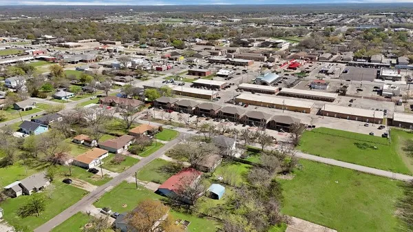 Single Family Residence For Sale in Hunt County , 3005 Maple Avenue, Greenville, Texas 75402, 3 Bedroom, 1 Bathroom, 1 Garage spaces, 1,163 Sqft, built in 1958, mls#21208780, Real Estate Agent in Greenville, Homes For Sale in Hunt county, Homes For Sale in Greenville, Realtor in Greenville Texas, Real Estate Brokerage Independent Realty Texas, Luminita Cordes Realtor