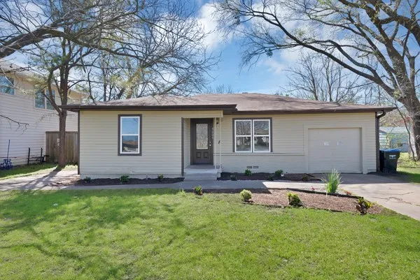 Single Family Residence For Sale in Hunt County , 3005 Maple Avenue, Greenville, Texas 75402, 3 Bedroom, 1 Bathroom, 1 Garage spaces, 1,163 Sqft, built in 1958, mls#21208780, Real Estate Agent in Greenville, Homes For Sale in Hunt county, Homes For Sale in Greenville, Realtor in Greenville Texas, Real Estate Brokerage Independent Realty Texas, Luminita Cordes Realtor