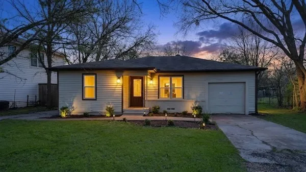 Single Family Residence For Sale in Hunt County , 3005 Maple Avenue, Greenville, Texas 75402, 3 Bedroom, 1 Bathroom, 1 Garage spaces, 1,163 Sqft, built in 1958, mls#21208780, Real Estate Agent in Greenville, Homes For Sale in Hunt county, Homes For Sale in Greenville, Realtor in Greenville Texas, Real Estate Brokerage Independent Realty Texas, Luminita Cordes Realtor