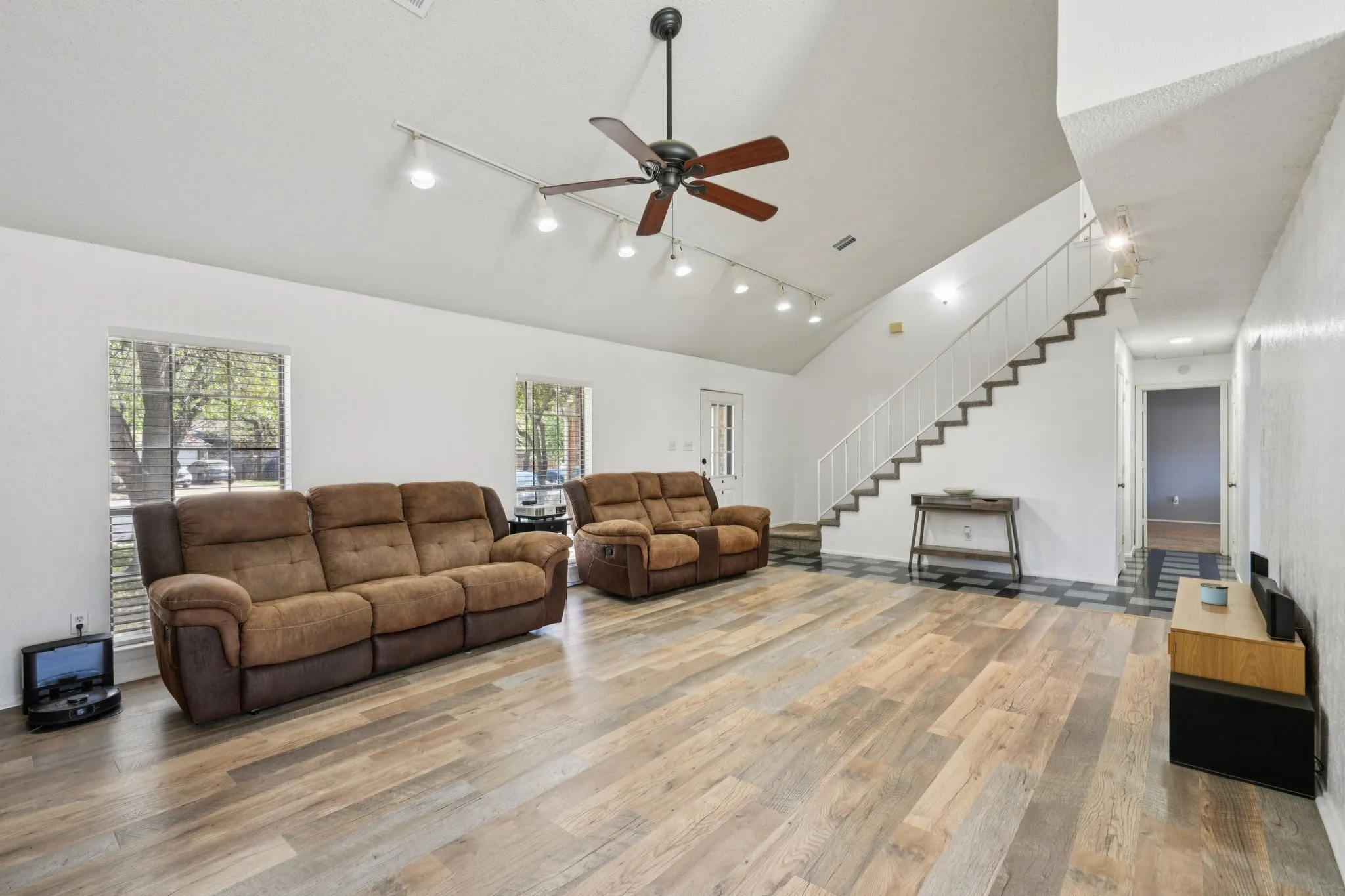 Single Family Residence For Sale in Tarrant County , 2307 Harrington Court, Euless, Texas 76039, 3 Bedrooms, 2 Bathrooms, 2 Garage spaces, 1,865 Sqft, built in 1984, Preowned, Price $399,999, mls#21208779, Real Estate Agent in Euless, Homes For Sale in Tarrant county, Homes For Sale in Euless, Realtor in Euless Texas, Real Estate Brokerage Independent Realty Texas, Luminita Cordes Realtor